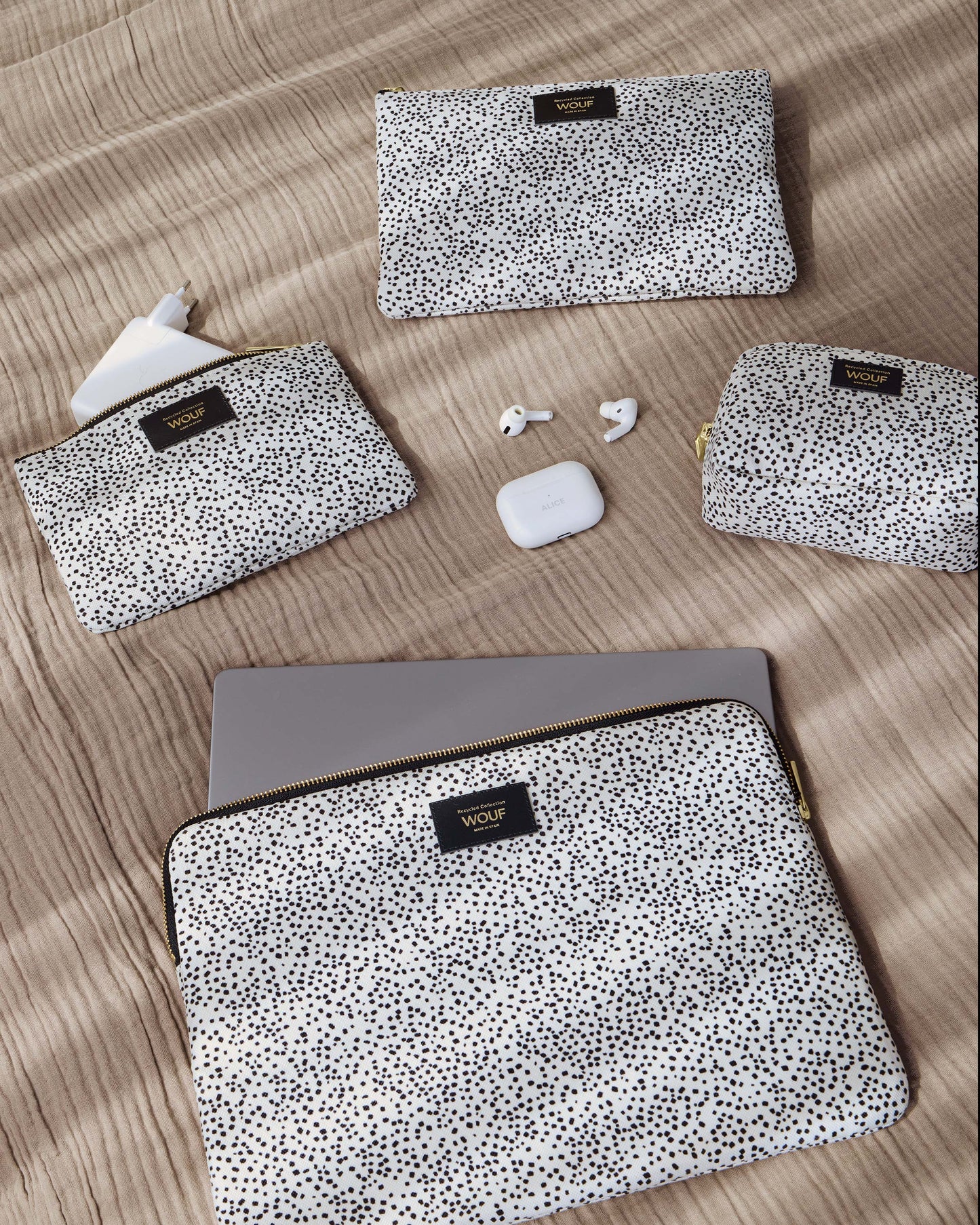 Lifestyle image of the Panna laptop sleeve 15-16 with beige and black micro print - Wouf