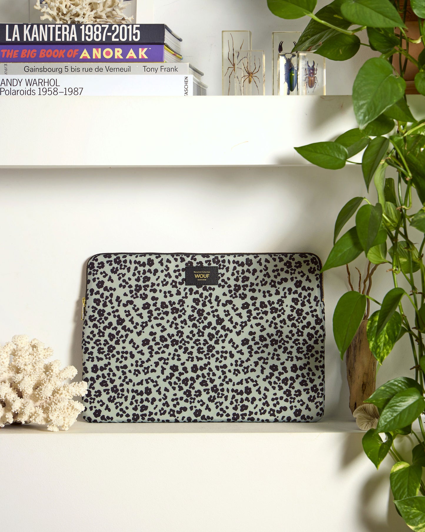 Image lifestyle de la housse pour ordinateur 15-16 pouces Steel Roar avec imprimé animal gris et noir - Wouf
