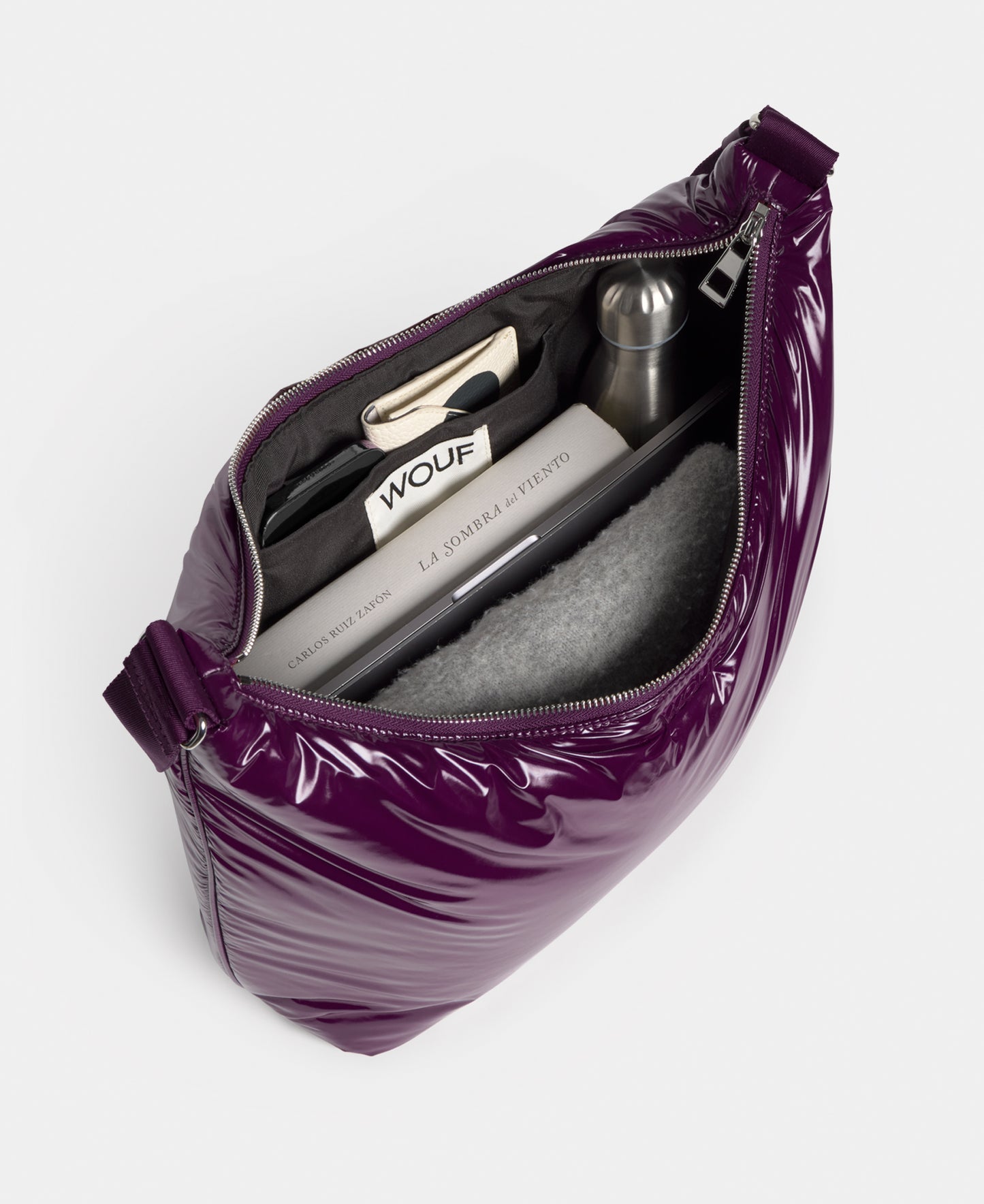 Interior del hobo bag color ciruela con acabado brillante - Wouf
