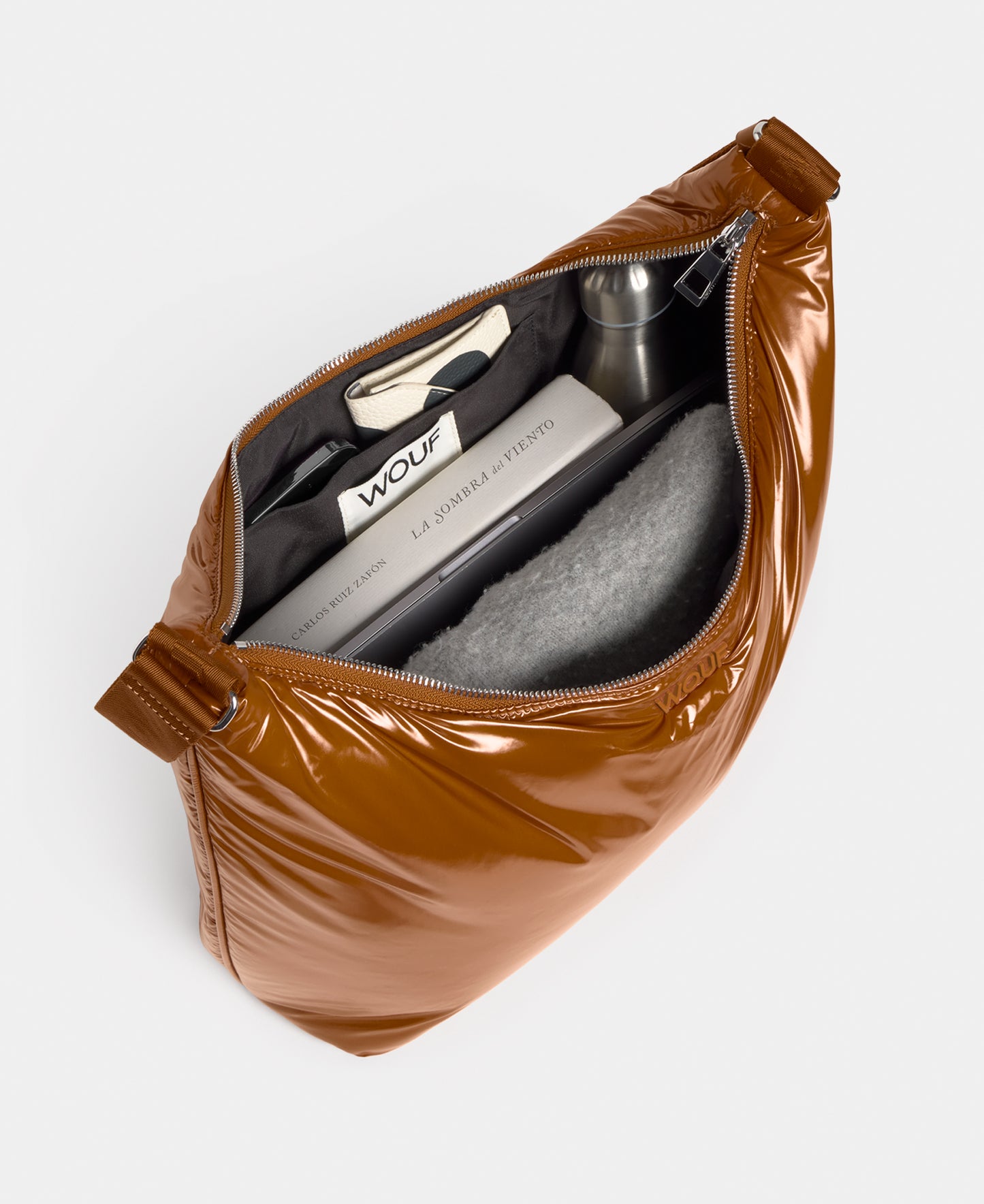 Interior del hobo bag color marrón tostado con acabado brillante - Wouf