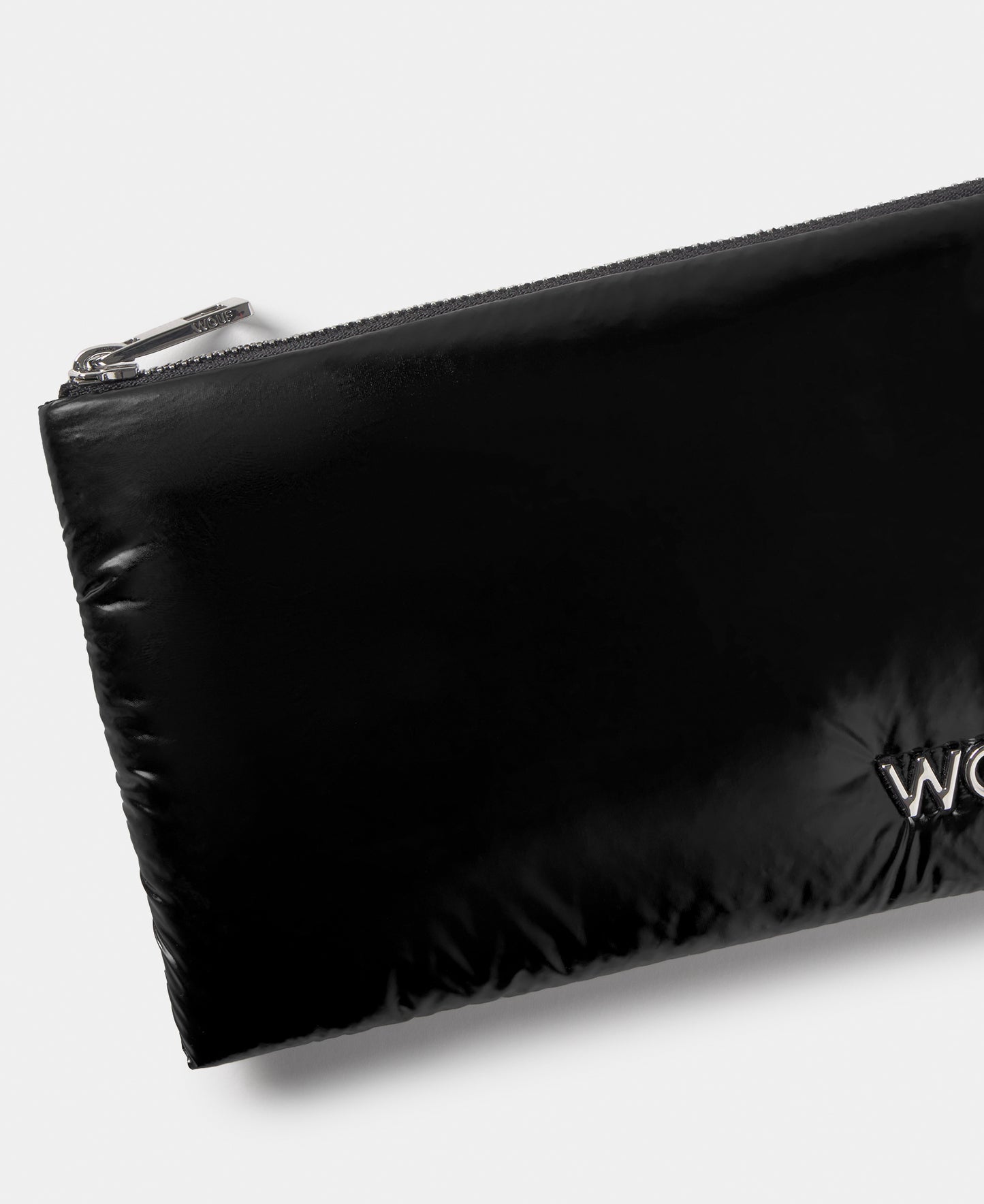 Detail of the pouch black colour with a shiny finish - Wouf