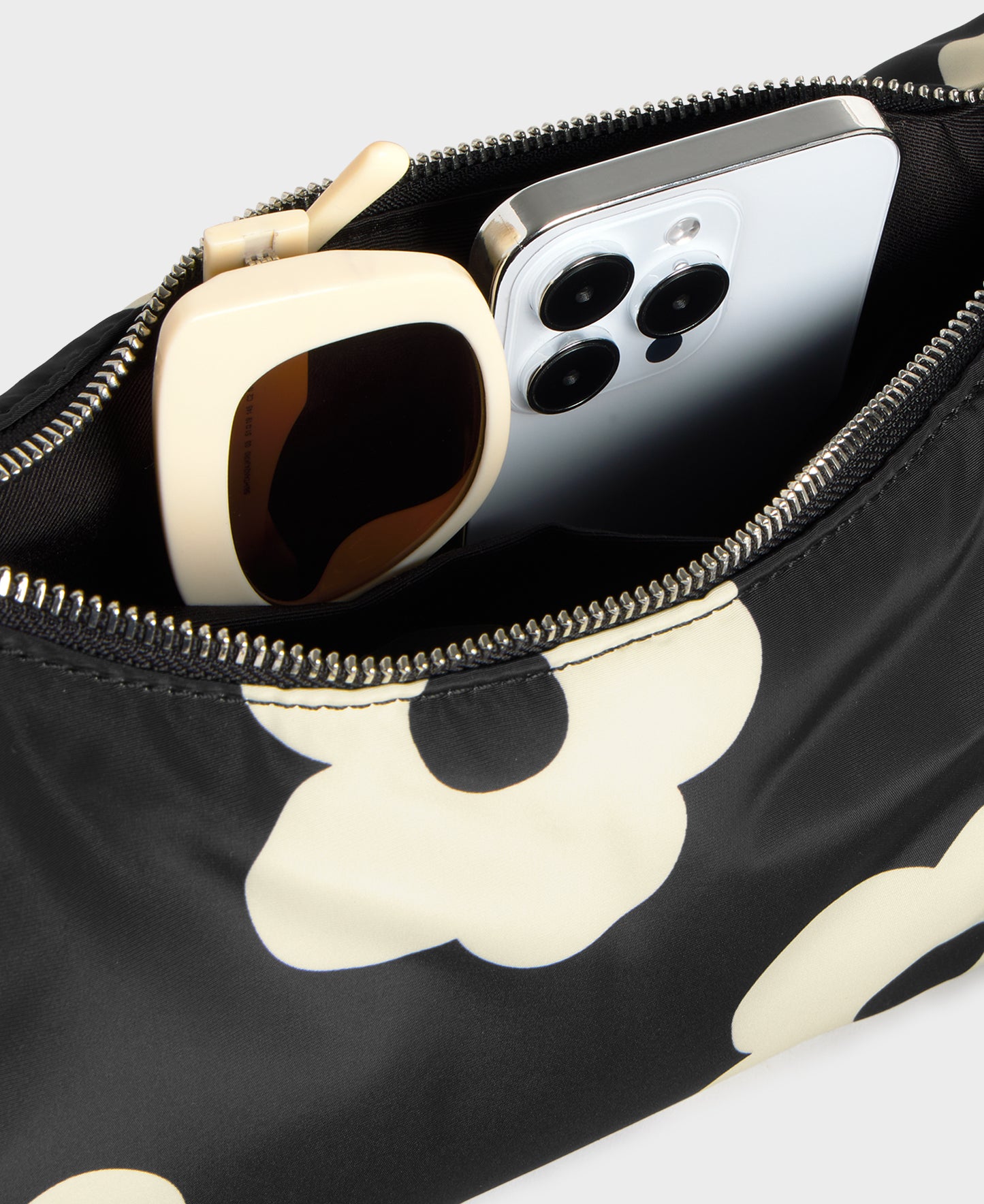 Interior del bolso bandolera con estampado floral blanco sobre fondo negro - Wouf