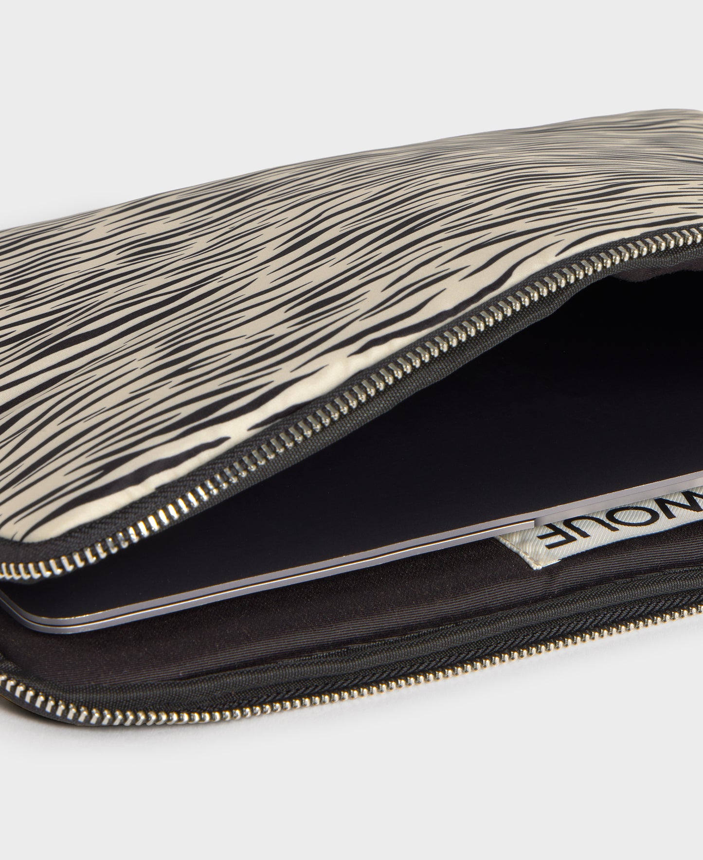 Interior of the laptop sleeve 13-14 with zebra print in beige and black tones - Wouf
