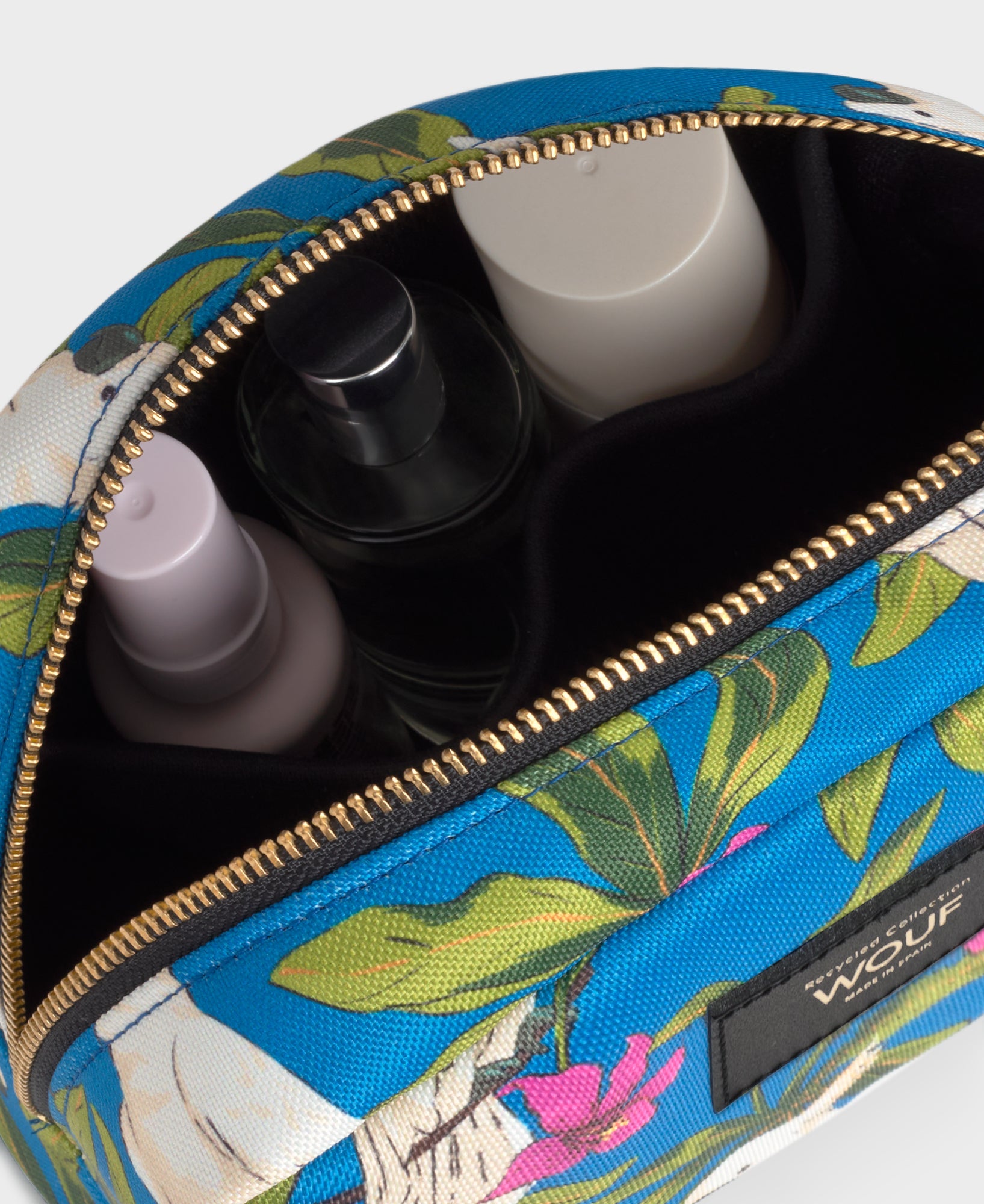 Sustainable Gaia Toiletry Bag  - 4