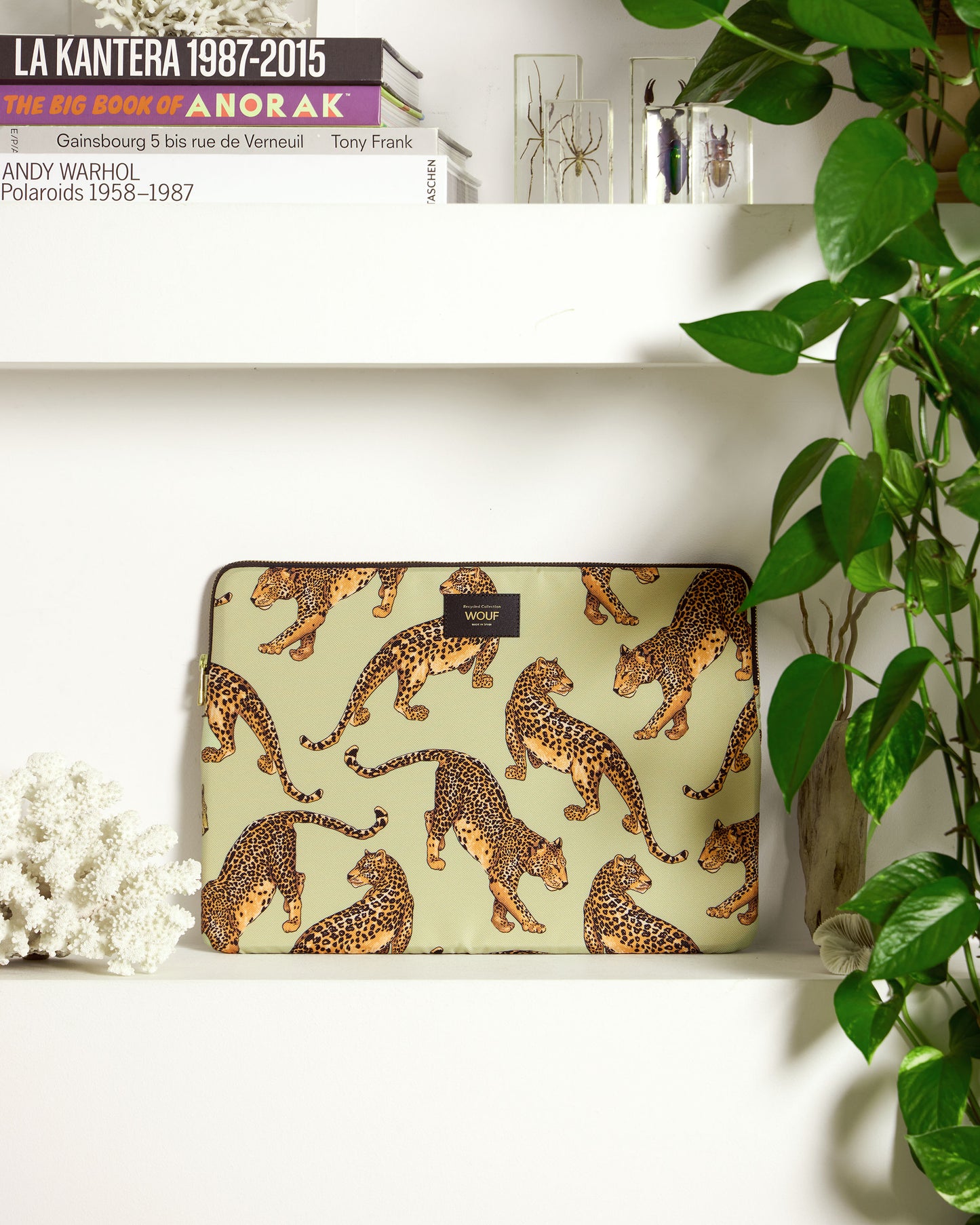 Imagen lifestyle de la funda para portátil 13-14 Avo Leopard con estampado de leopardo verde y negro - Wouf