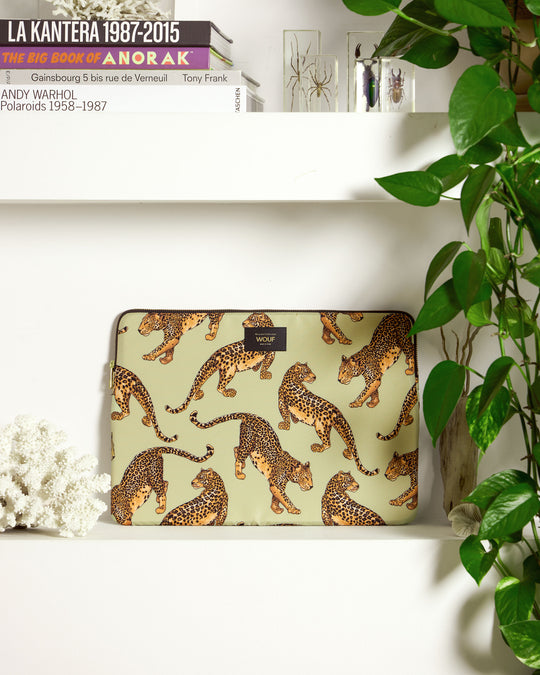 Imagen lifestyle de la funda para portátil 13-14 Avo Leopard con estampado de leopardo verde y negro - Wouf