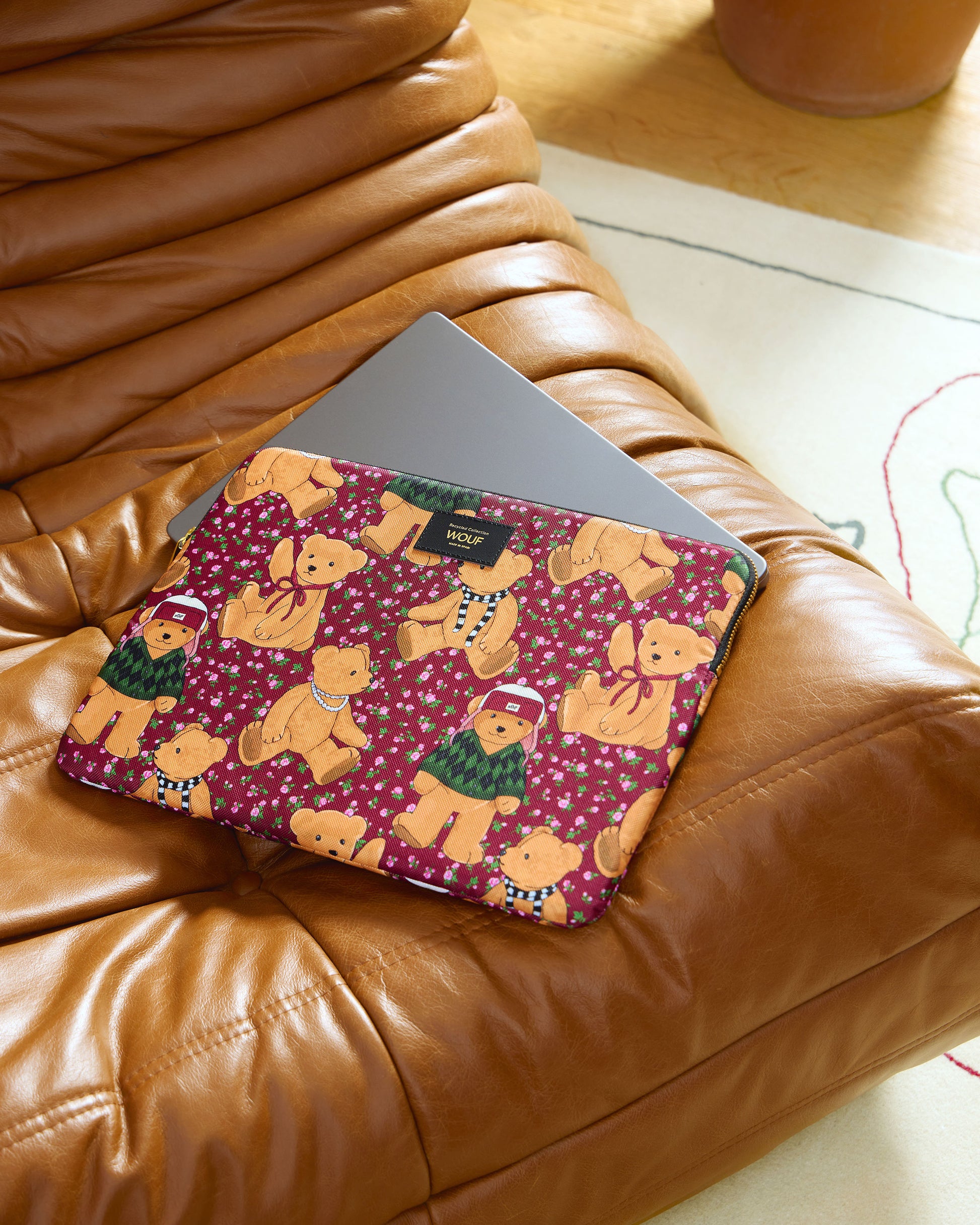 Image lifestyle de la housse pour ordinateur 13-14 pouces Cozy avec imprimé ours en peluche - Wouf
