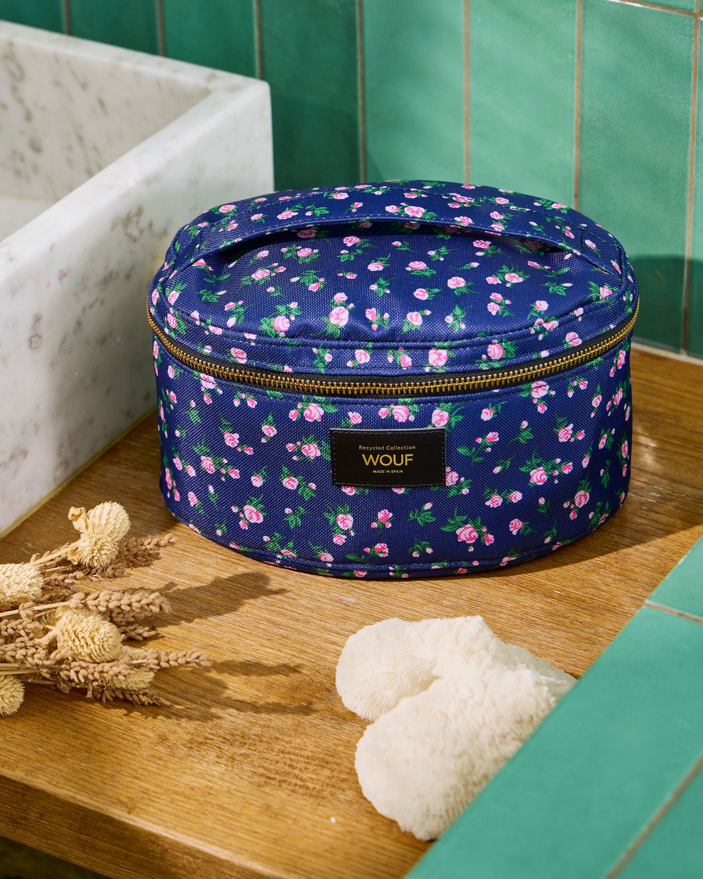 Image lifestyle d'Trousse de toilette vanity Edith avec imprimé floral rose et vert sur fond bleu marine - Wouf