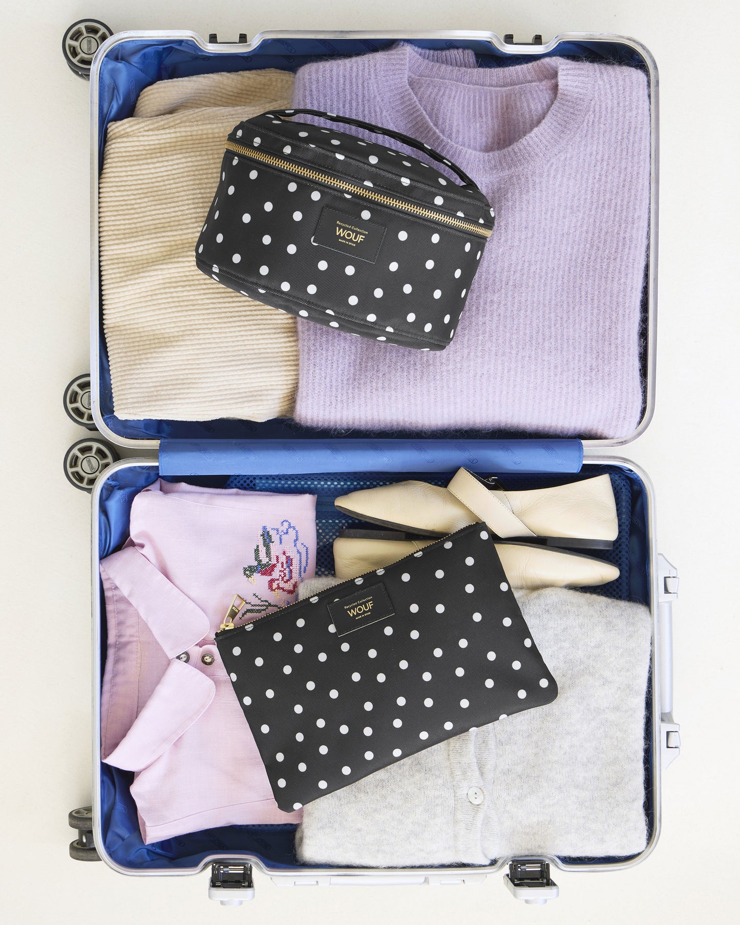 Imagen lifestyle de la Neceser vanity Grace con estampado de lunares blancos sobre fondo negro - Wouf