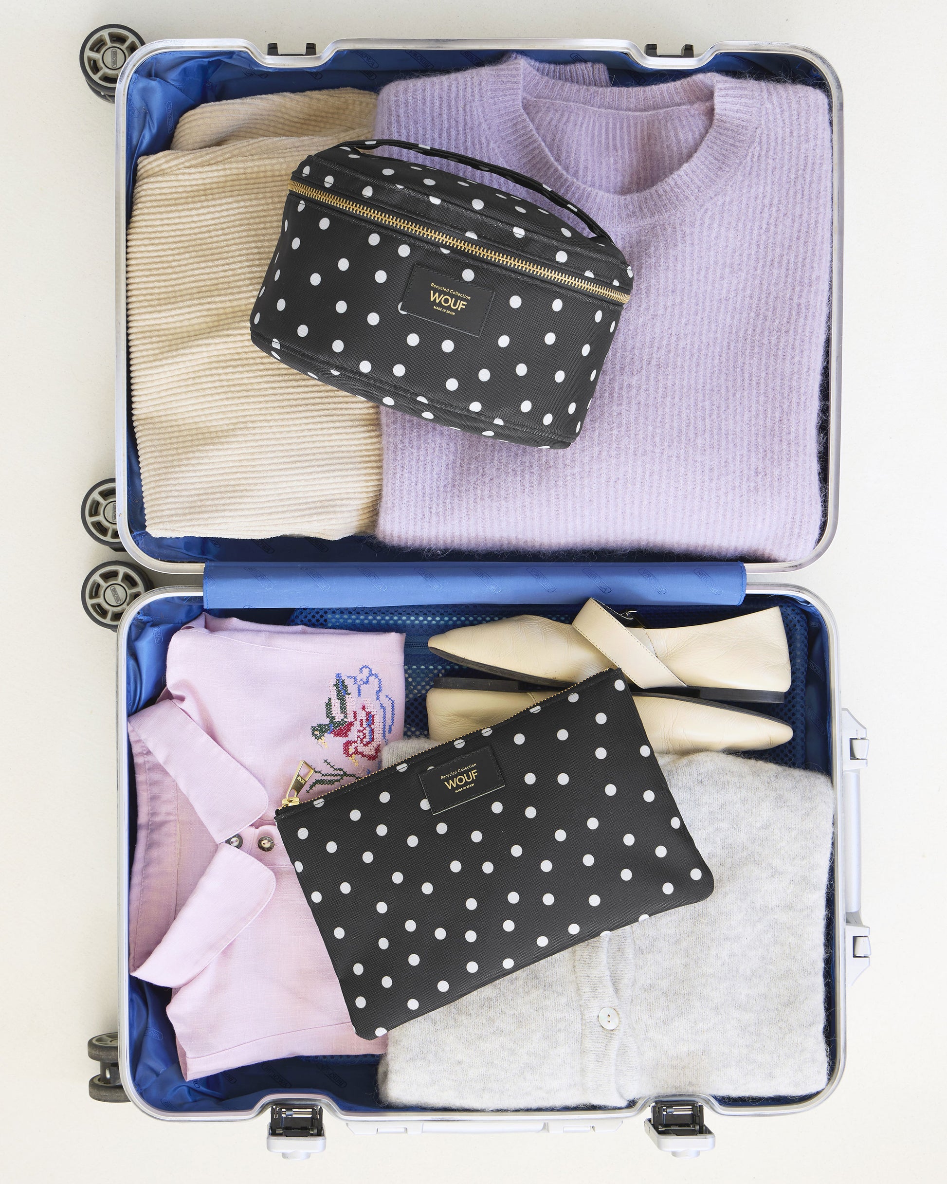 Image lifestyle de la pochette xl Grace avec imprimé à pois blancs sur fond noir - Wouf