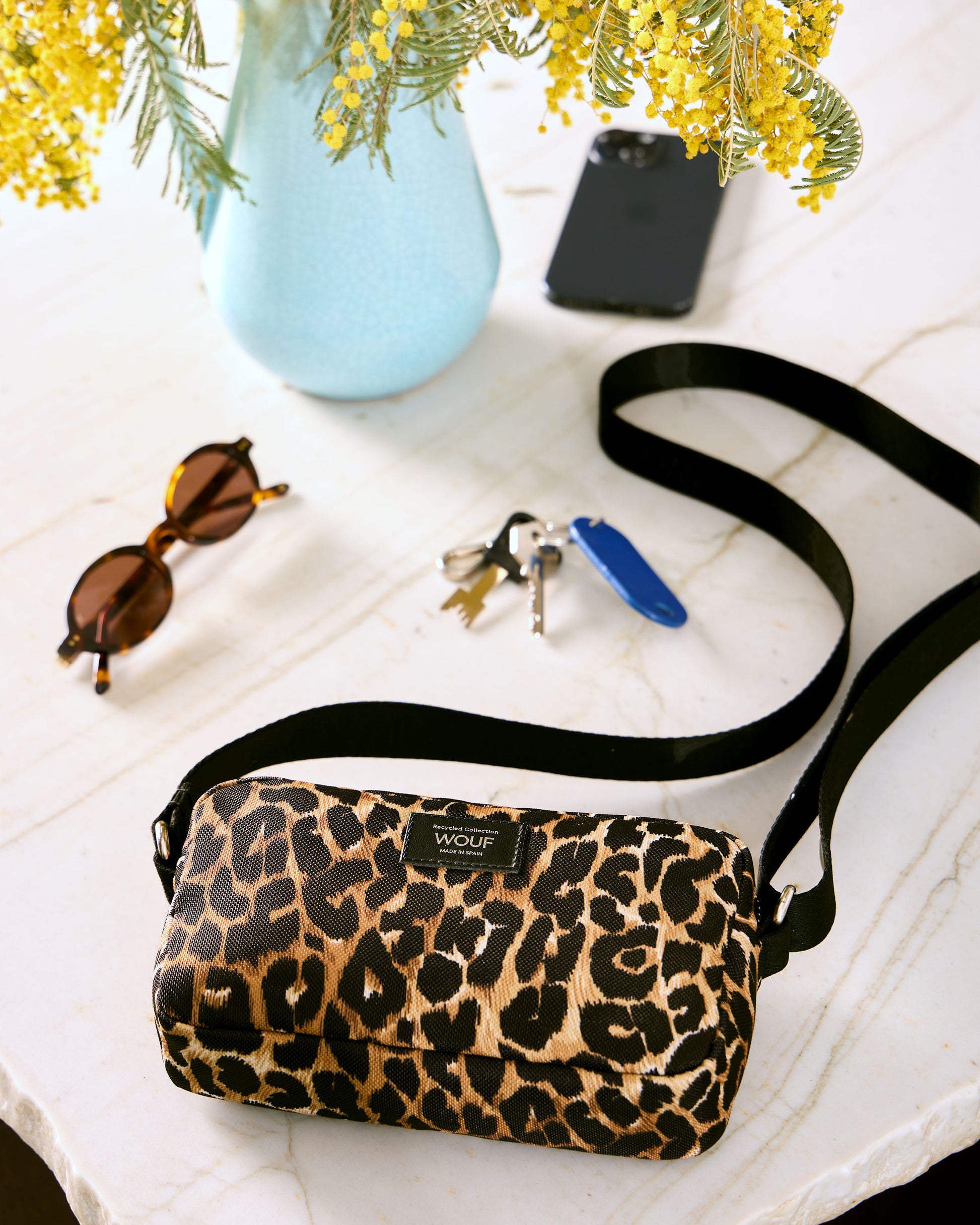 Image lifestyle de l'Mini sac Icon avec imprimé léopard noir et marron - Wouf