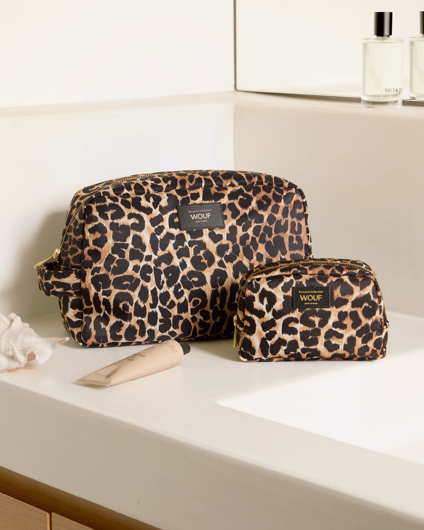 Lifestyle image of the Icon large toiletry bag with black and brown leopard print - Wouf