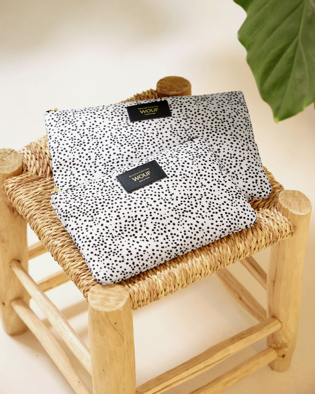 Image lifestyle de la pochette Panna avec micro-imprimé beige et noir - Wouf