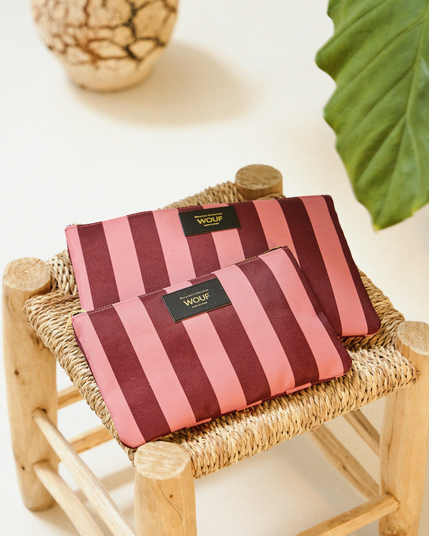 Image lifestyle de la pochette xl Sophie avec imprimé à rayures roses et bordeaux - Wouf