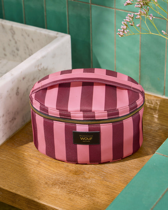 Image lifestyle de la trousse de toilette vanity Sophie avec imprimé à rayures roses et bordeaux - Wouf