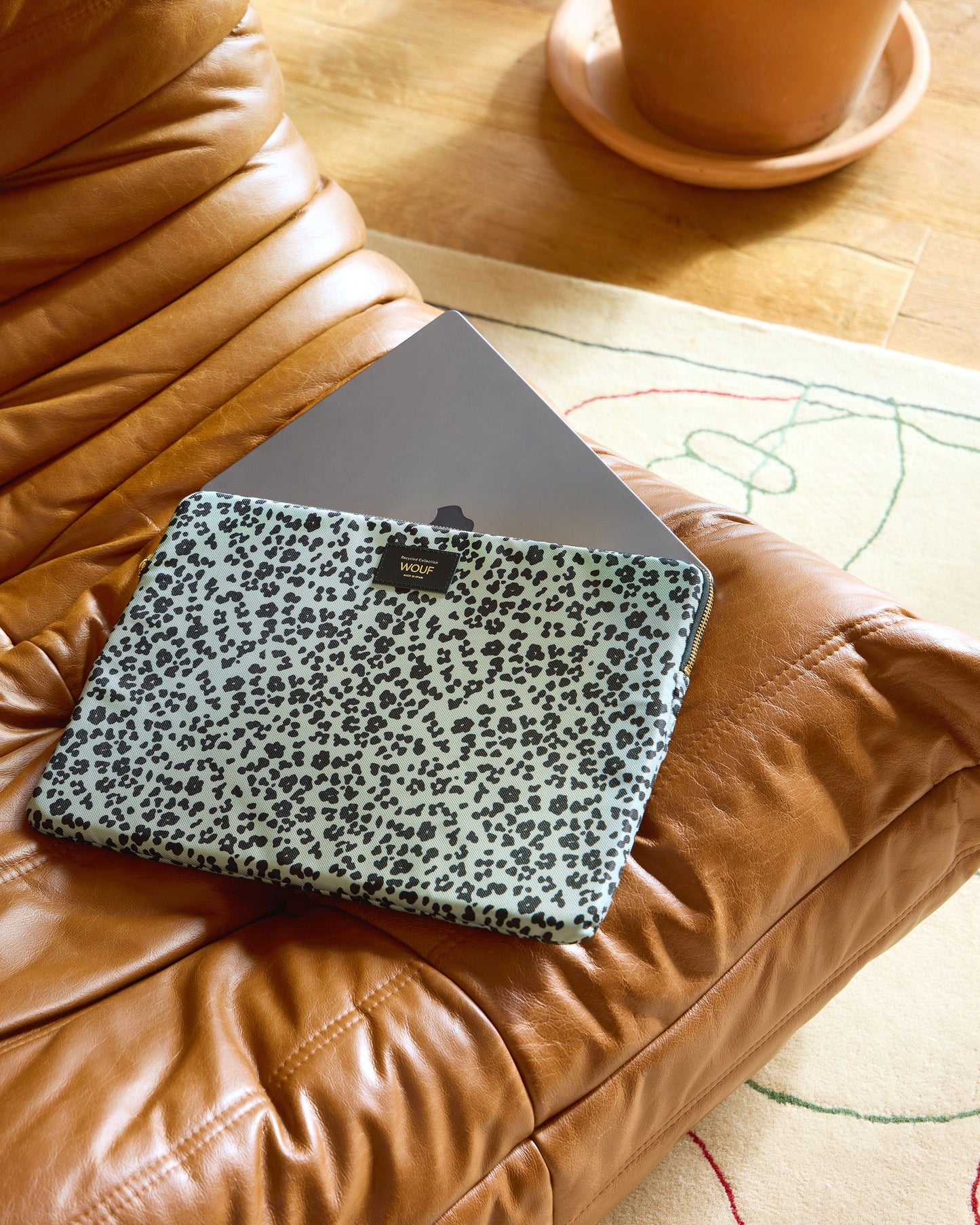 Image lifestyle de la housse pour ordinateur 13-14 pouces Steel Roar avec imprimé animal gris et noir - Wouf