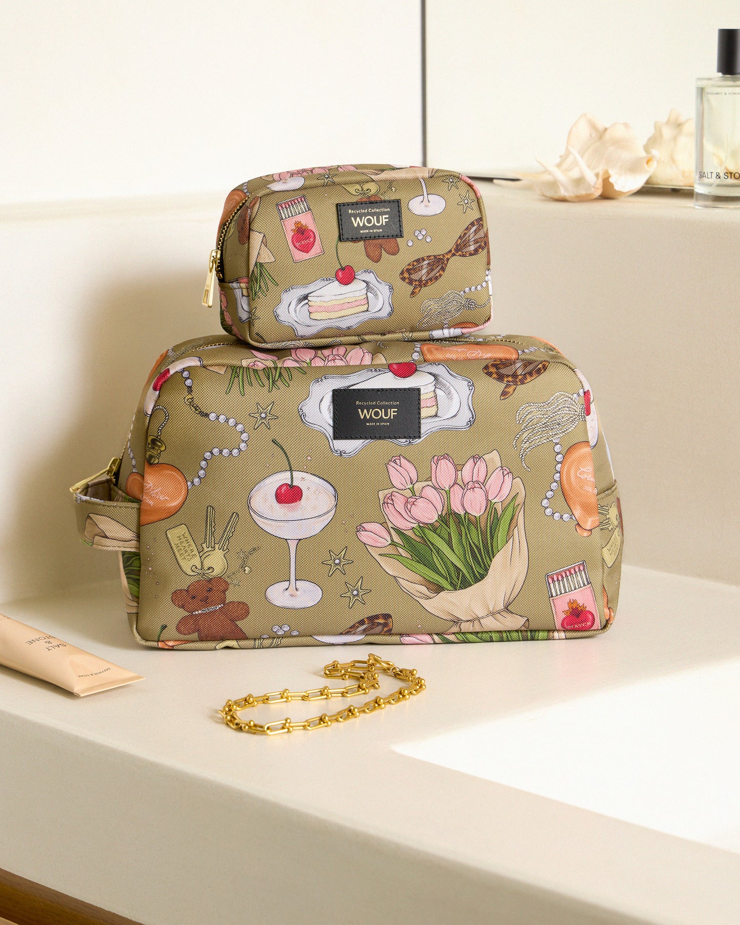 Image lifestyle de la trousse de maquillage Tender avec imprimé illustré multicolore sur fond kaki - Wouf