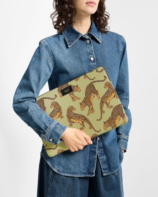 Modelo con funda para portátil de 13-14 pulgadas con estampado de leopardo verde y negro - Wouf