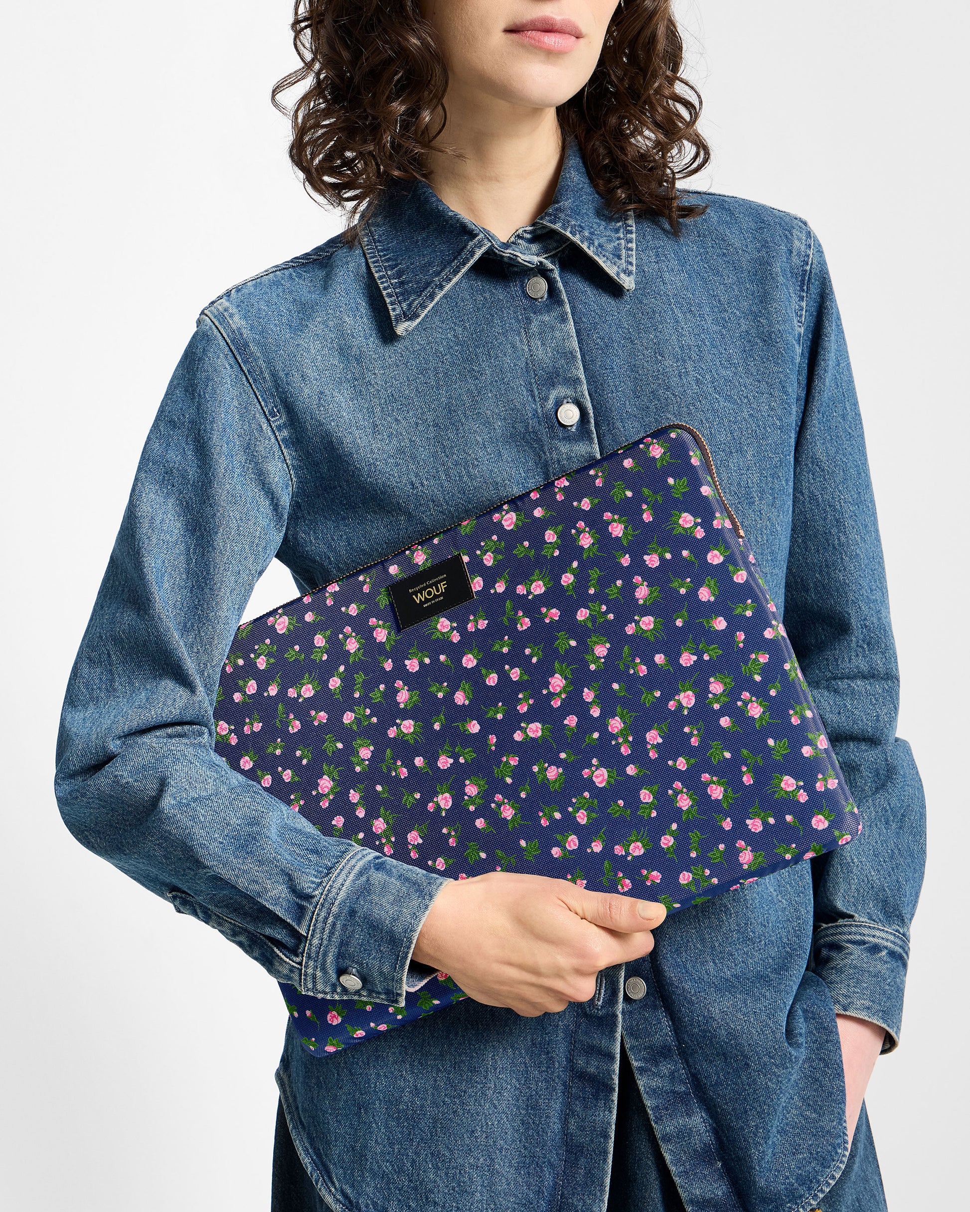 Model with 13-14-inch laptop sleeve with pink and green floral print on a navy background - Wouf
