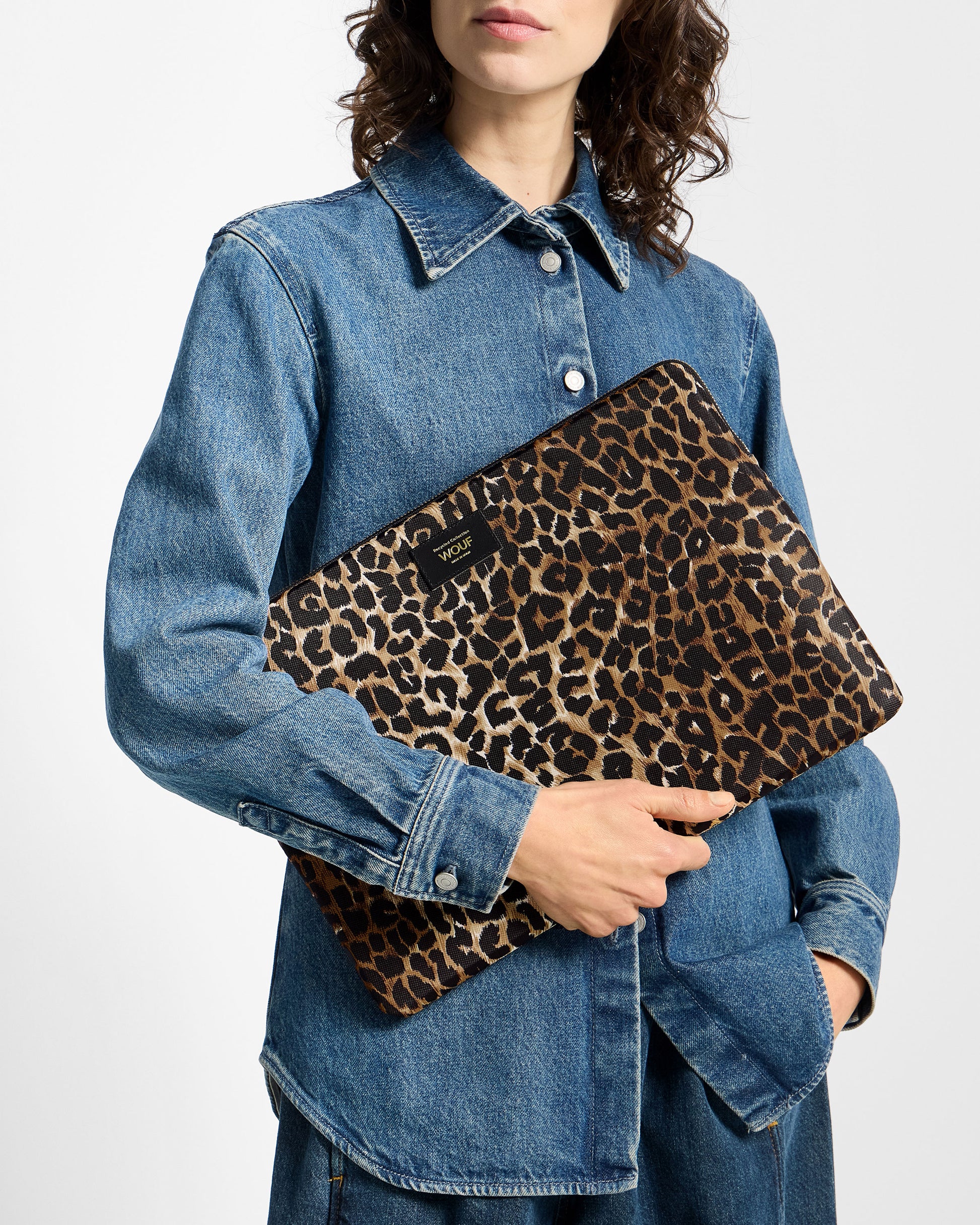 Model with 13-14-inch laptop sleeve with black and brown leopard print - Wouf