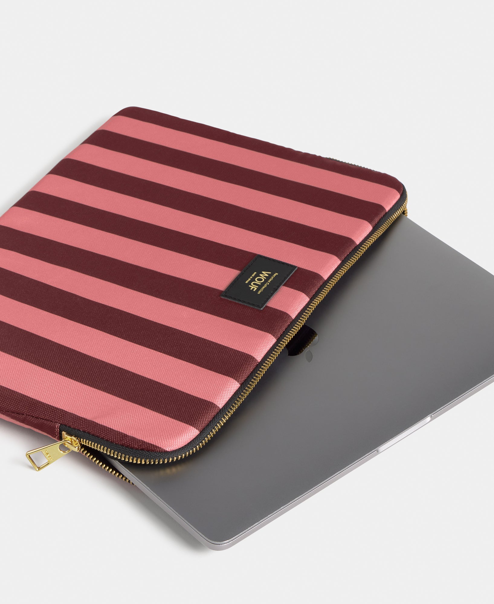 Detail of the Sophie 13-14 laptop sleeve with pink and burgundy striped print - Wouf