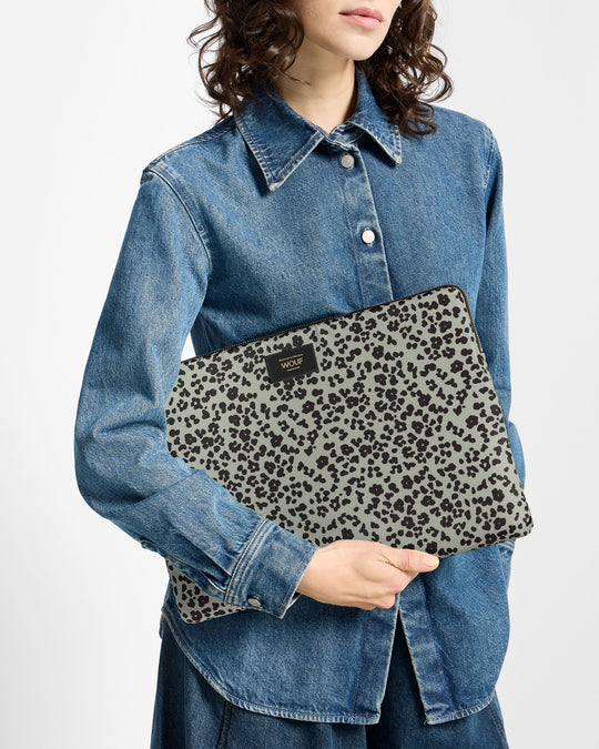 Modelo con funda para portátil de 13-14 pulgadas con estampado animal en tonos grises y negros - Wouf