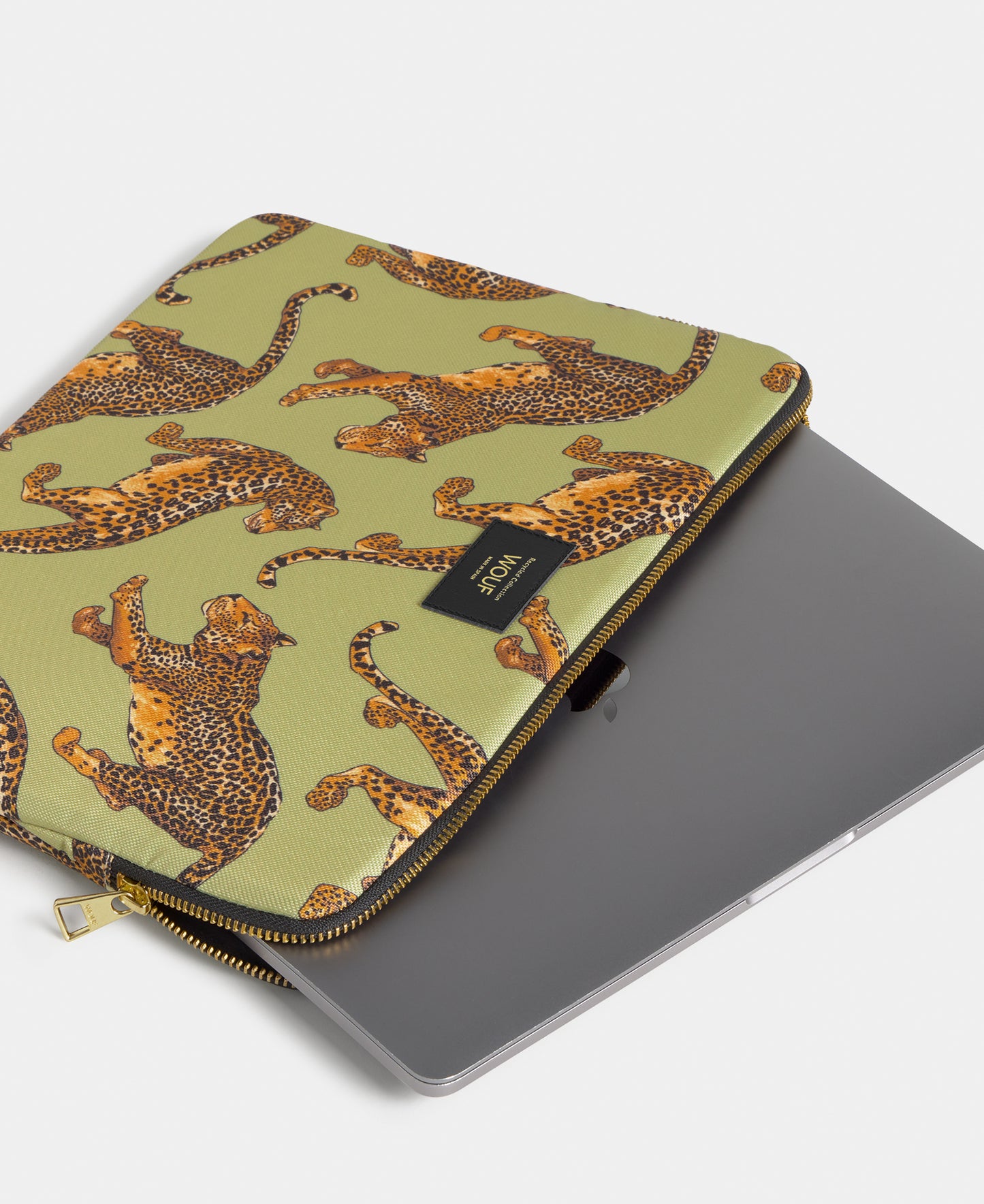 Detail of the Avo Leopard laptop sleeve 15-16 with green and black leopard print - Wouf