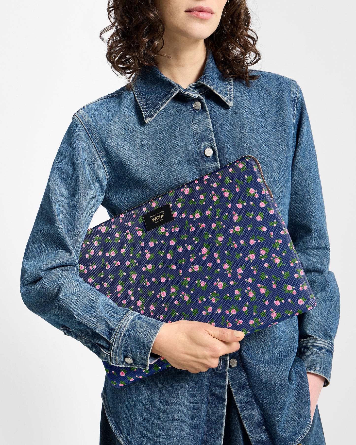 Model with 15-16-inch laptop sleeve with pink and green floral print on a navy background - Wouf