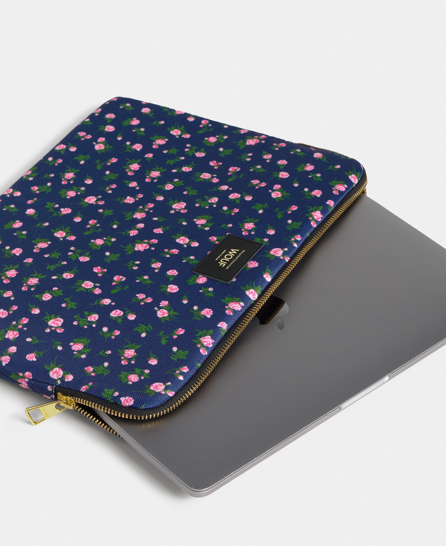 Detail of the Edith 15-16 laptop sleeve with pink and green floral print on a navy background - Wouf