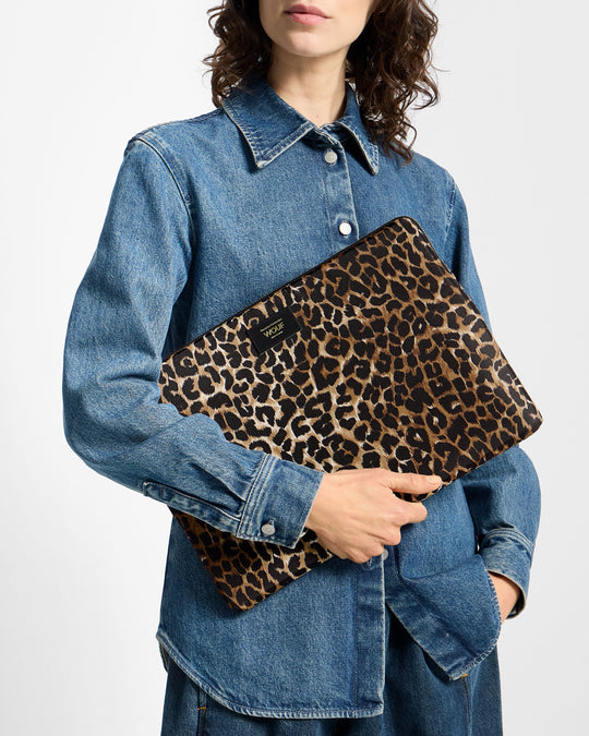 Détail de mannequin avec housse pour ordinateur 15-16 pouces à imprimé léopard noir et marron - Wouf