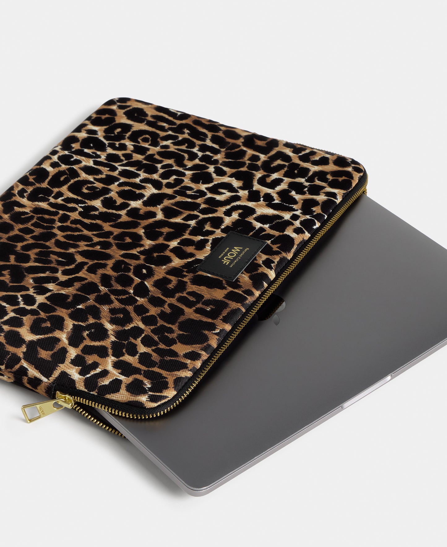 Detail of the Icon laptop sleeve 15-16 with black and brown leopard print - Wouf