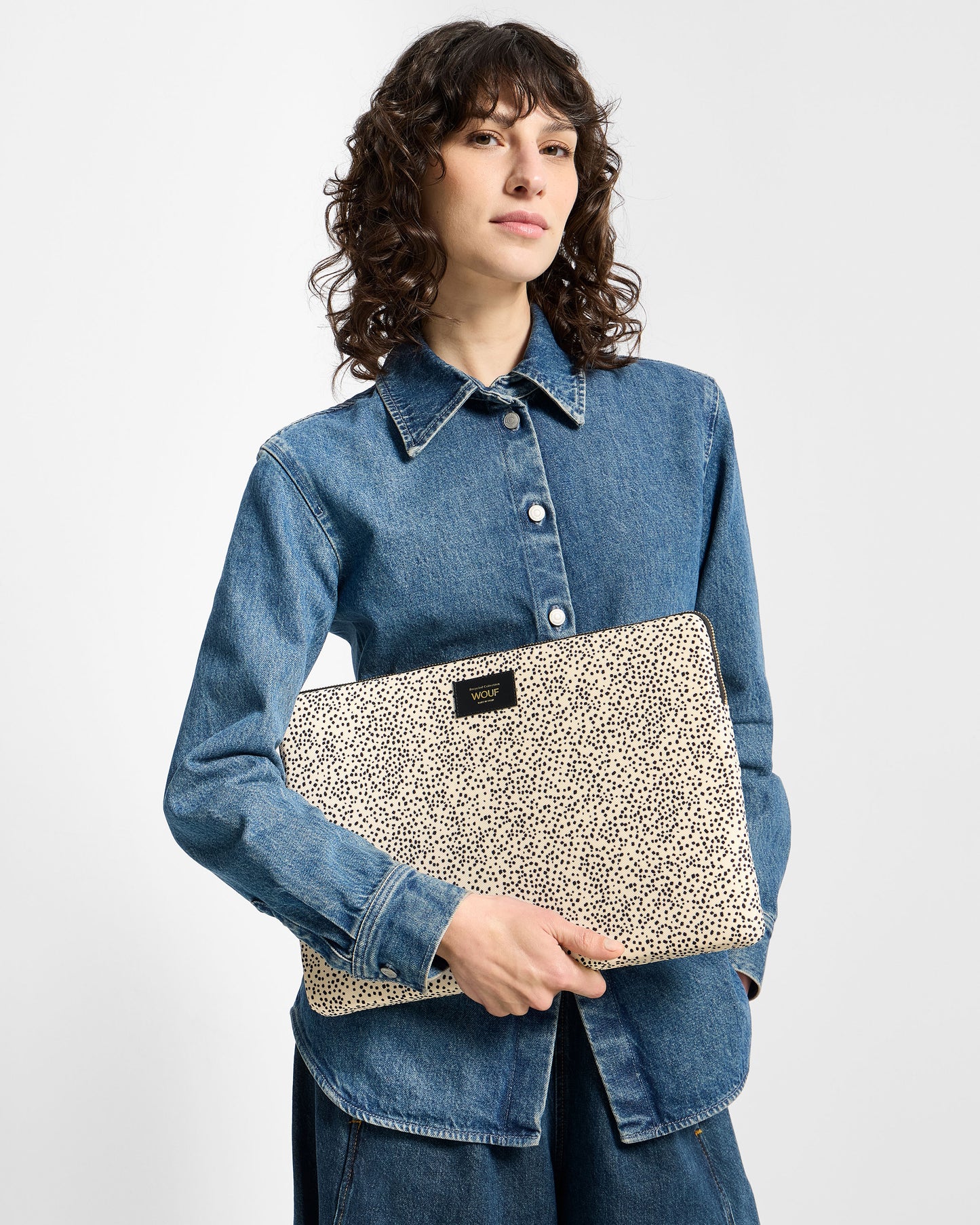 Model with 15-16-inch laptop sleeve with beige and black micro print - Wouf