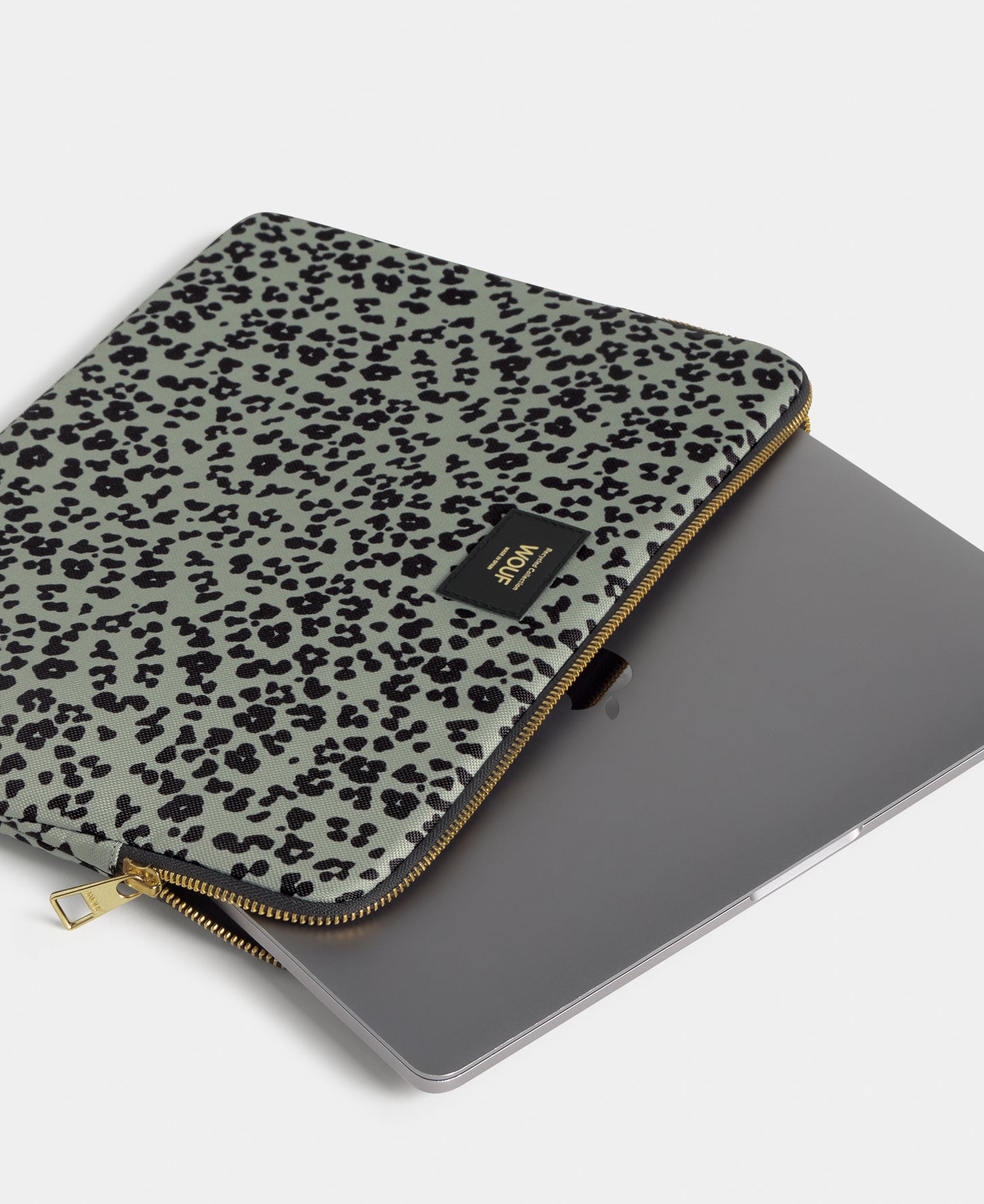 Detail of the Steel Roar laptop sleeve 15-16 with grey and black animal print - Wouf