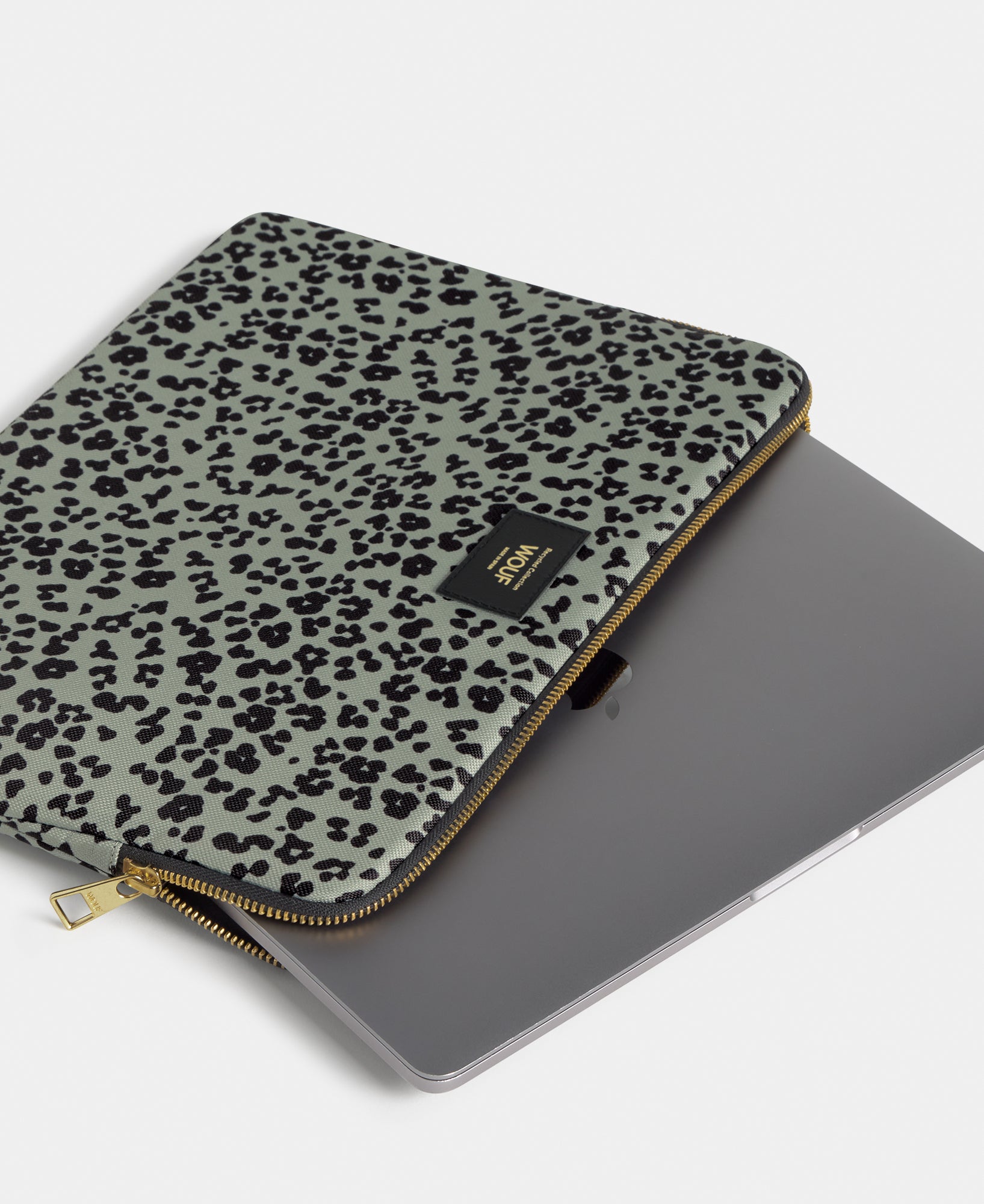 Detail of the Steel Roar laptop sleeve 15-16 with grey and black animal print - Wouf