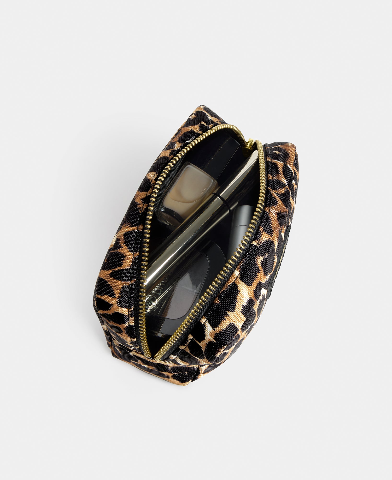 Interior detail of the Icon makeup bag with black and brown leopard print - Wouf