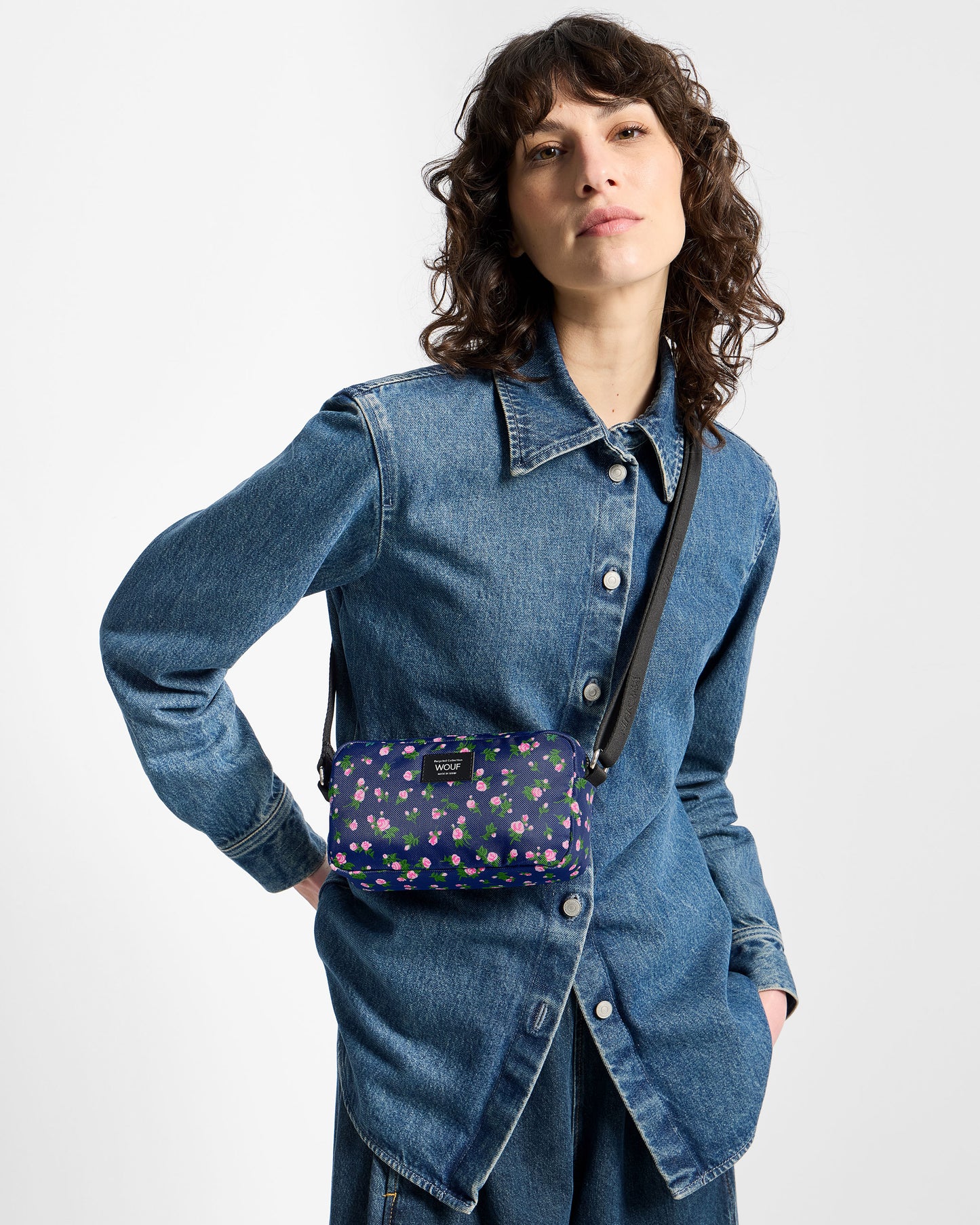 Model with mini bag with pink and green floral print on a navy background - Wouf