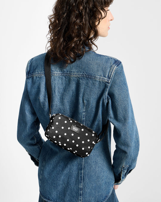 Mannequin avec mini sac à pois blancs sur fond noir - Wouf