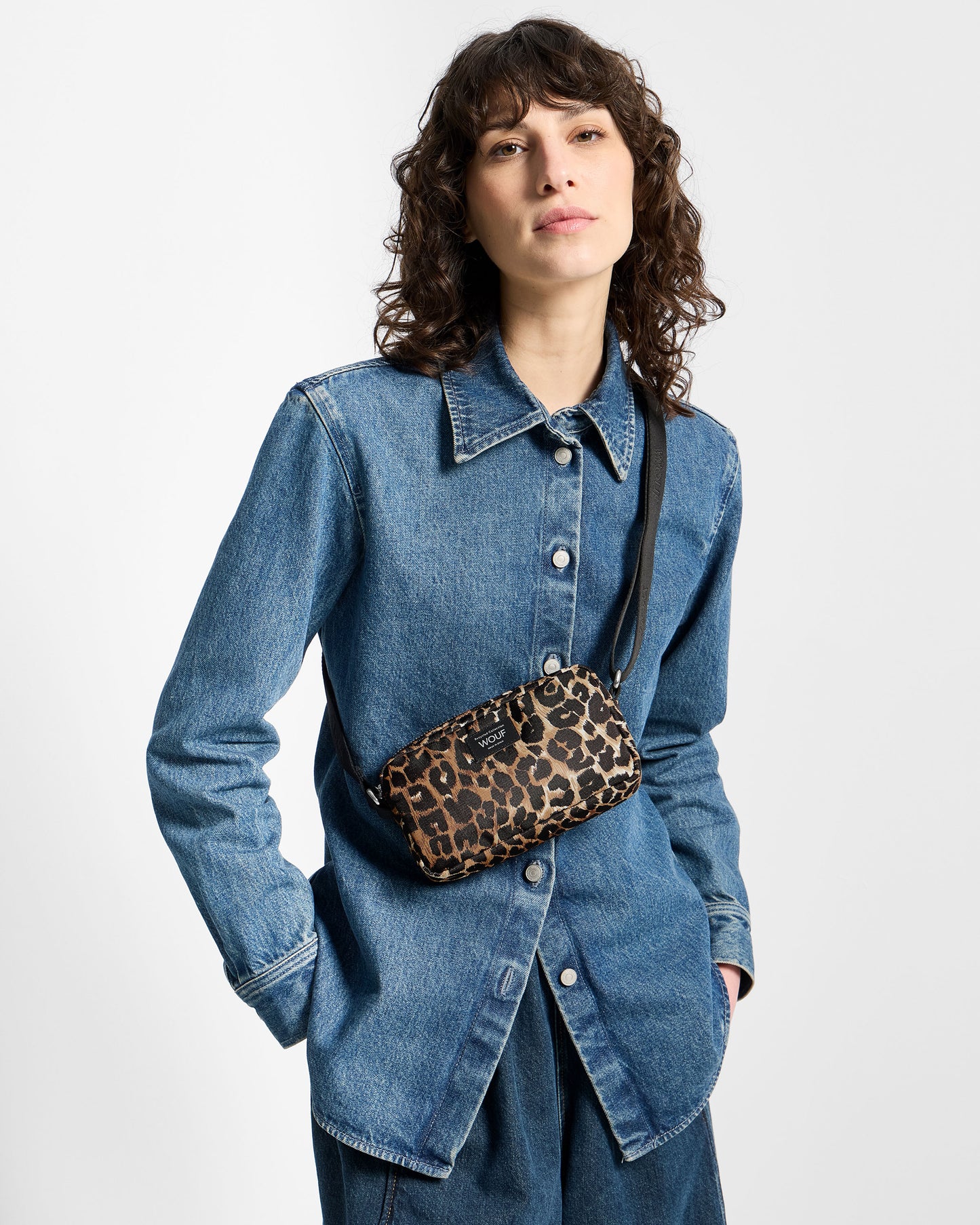 Mannequin avec mini sac à imprimé léopard noir et marron - Wouf