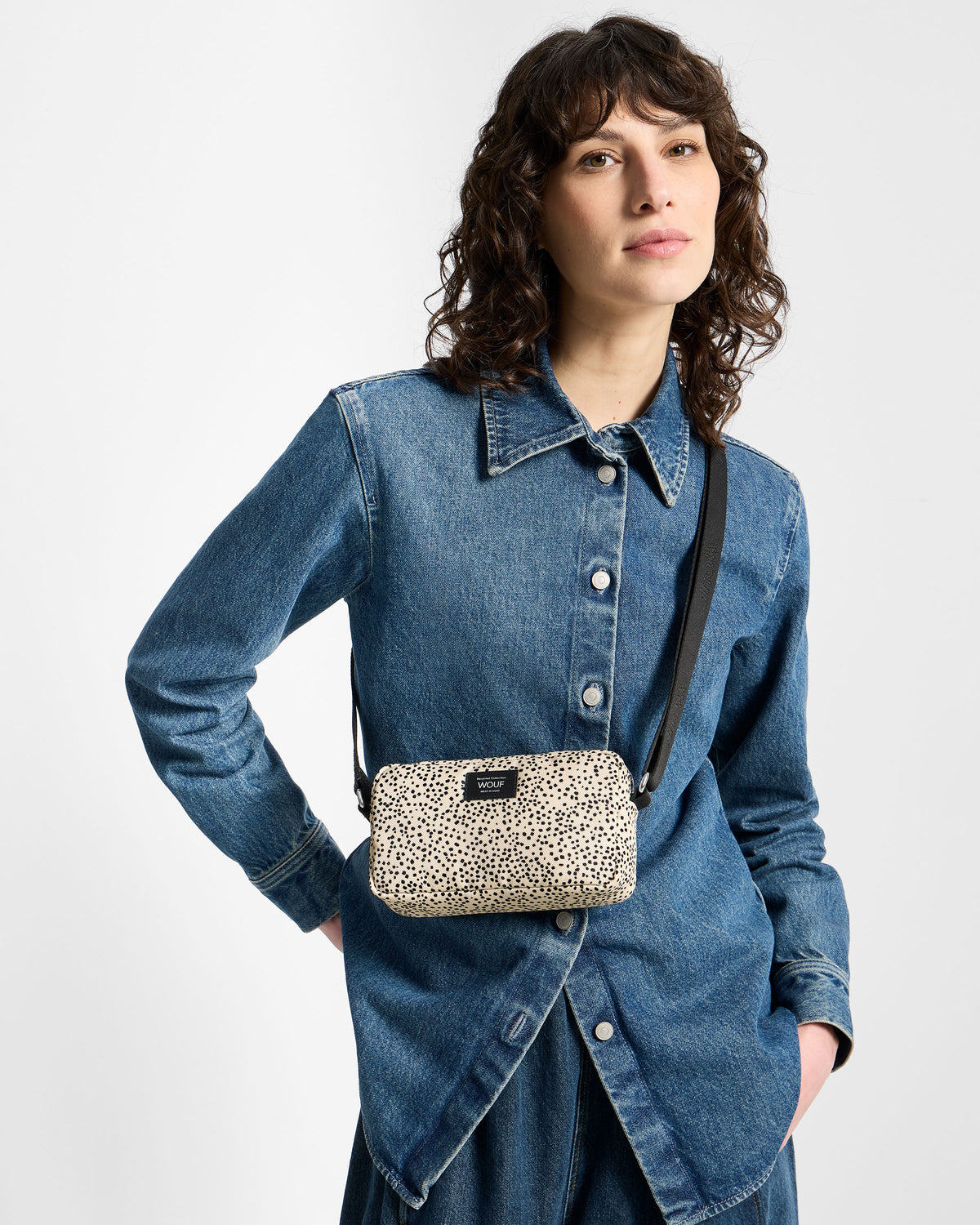 Model with mini bag with beige and black micro print - Wouf