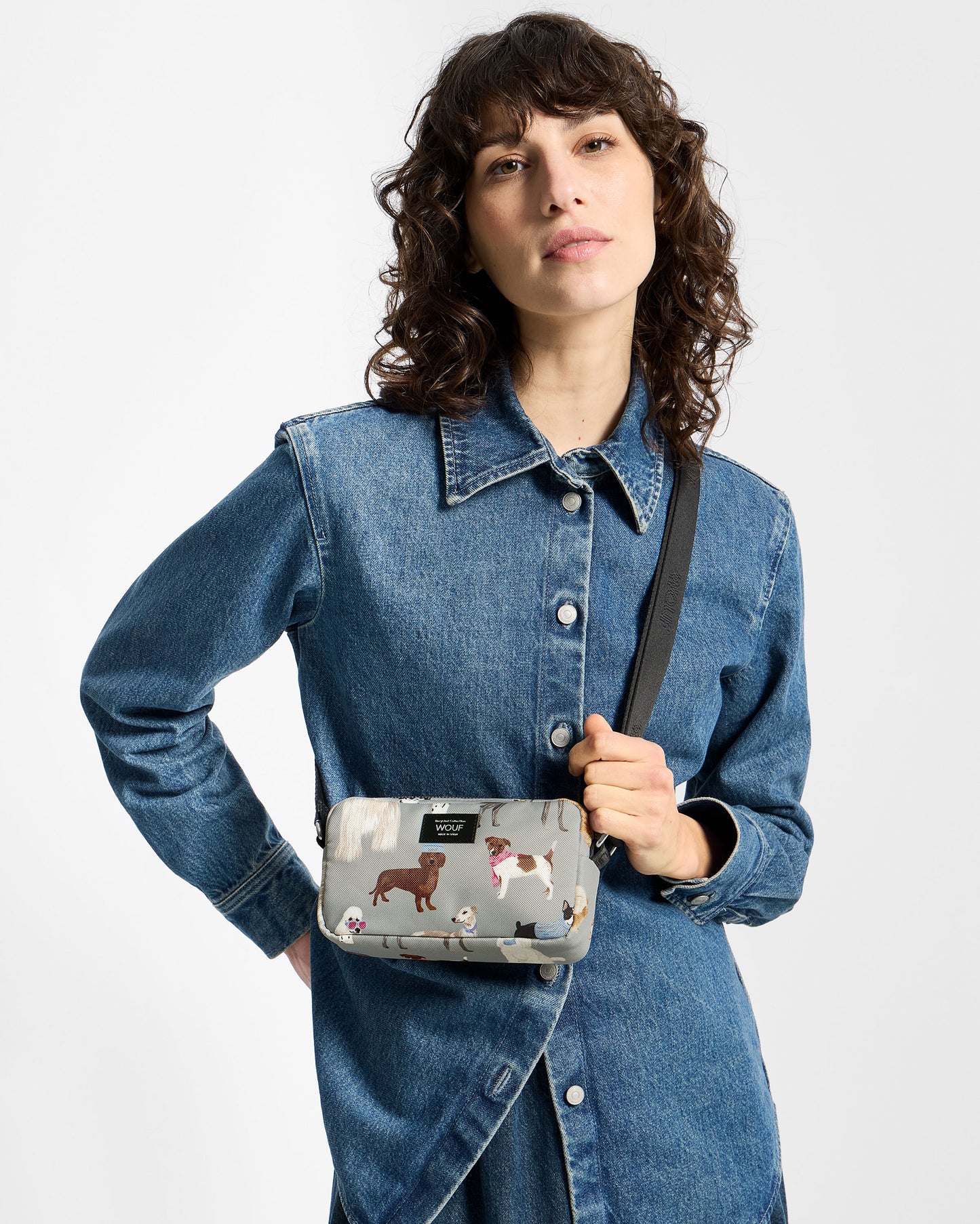 Model with mini bag with multicolour dog print on a grey background - Wouf