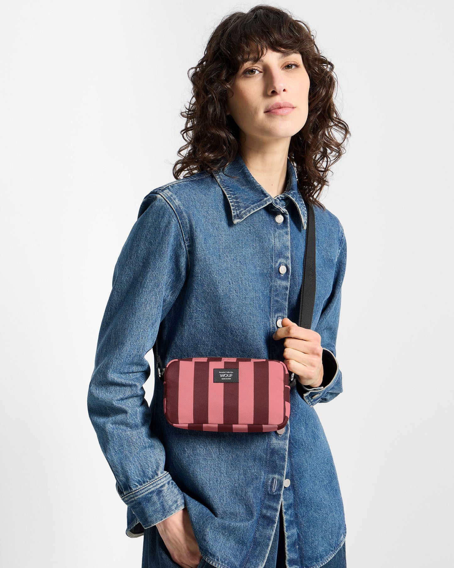 Model with mini bag with pink and burgundy striped print - Wouf