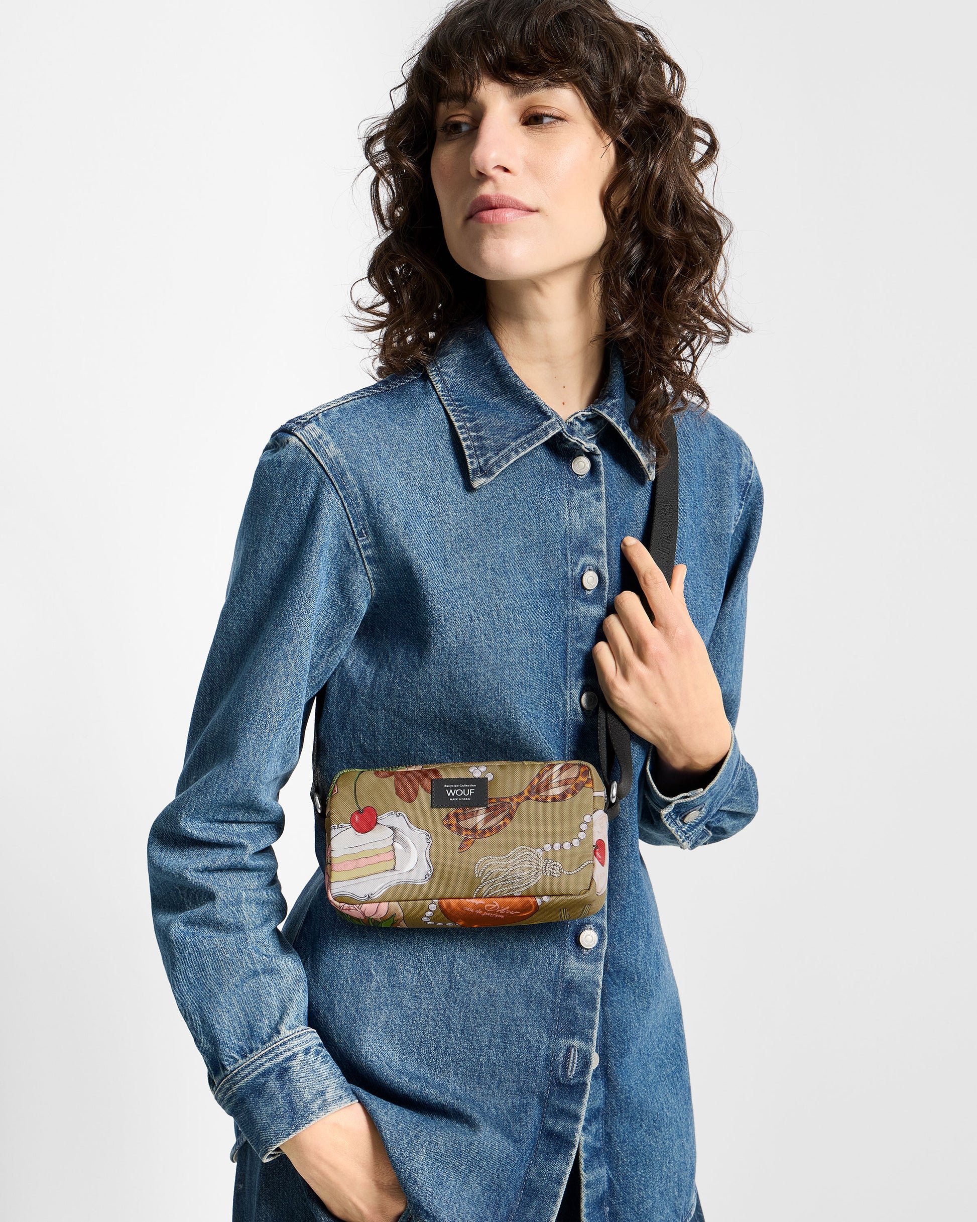 Model with mini bag with multicolour illustrated print on a khaki background - Wouf
