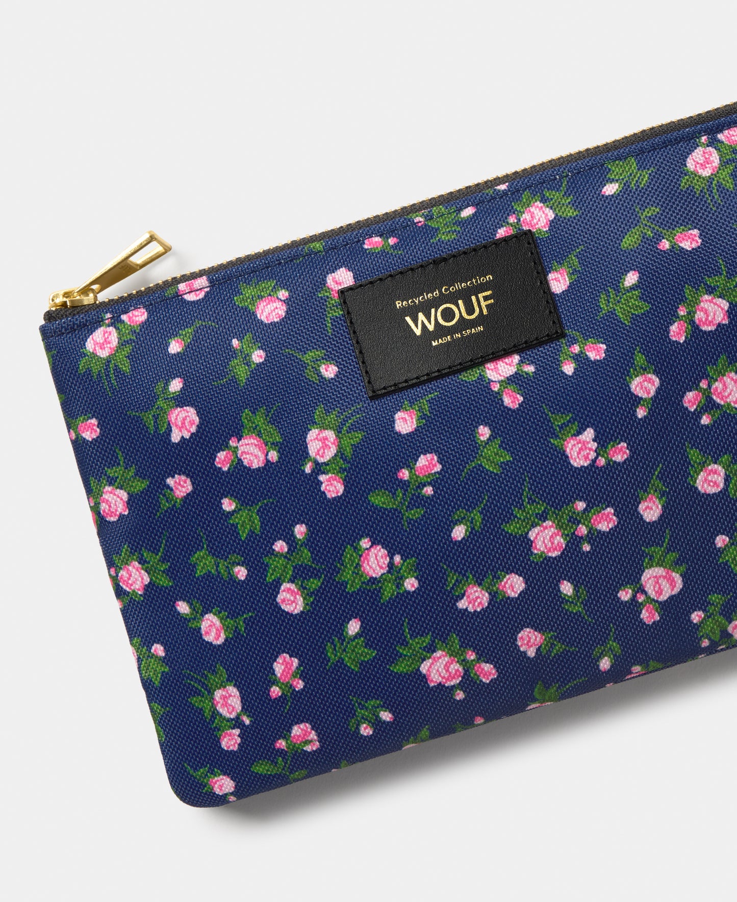Detail of the Edith pouch with pink and green floral print on a navy background - Wouf