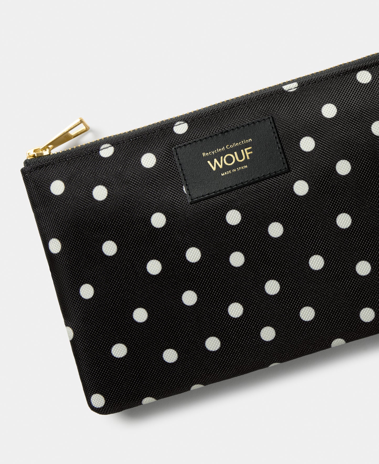 Detail of the Grace pouch with white polka dot print on a black background - Wouf