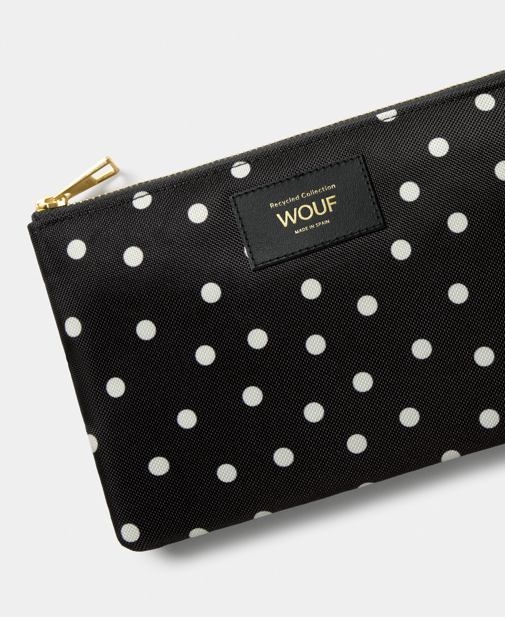 Detail of the Grace pouch with white polka dot print on a black background - Wouf