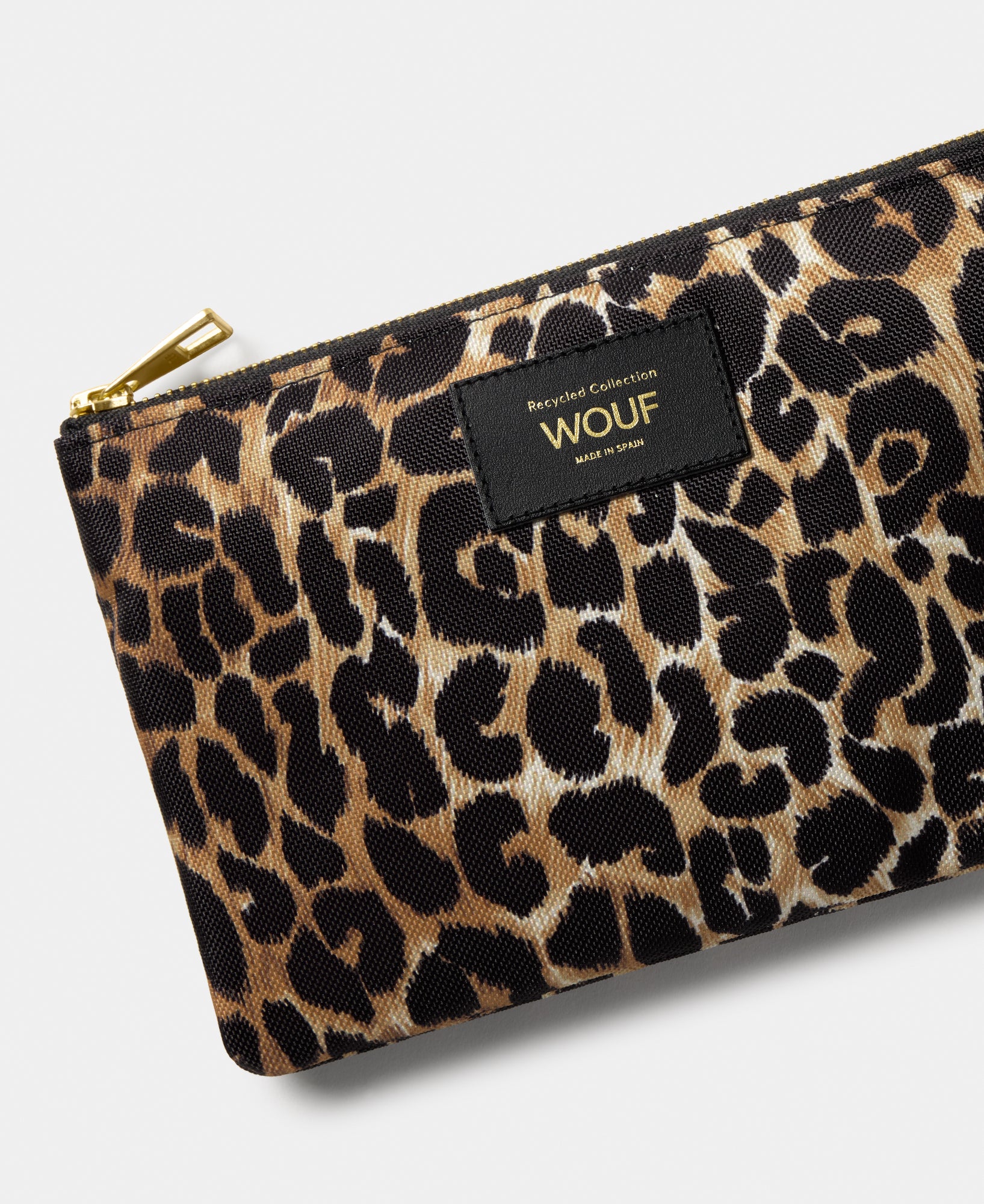 Detail of the Icon pouch with black and brown leopard print - Wouf