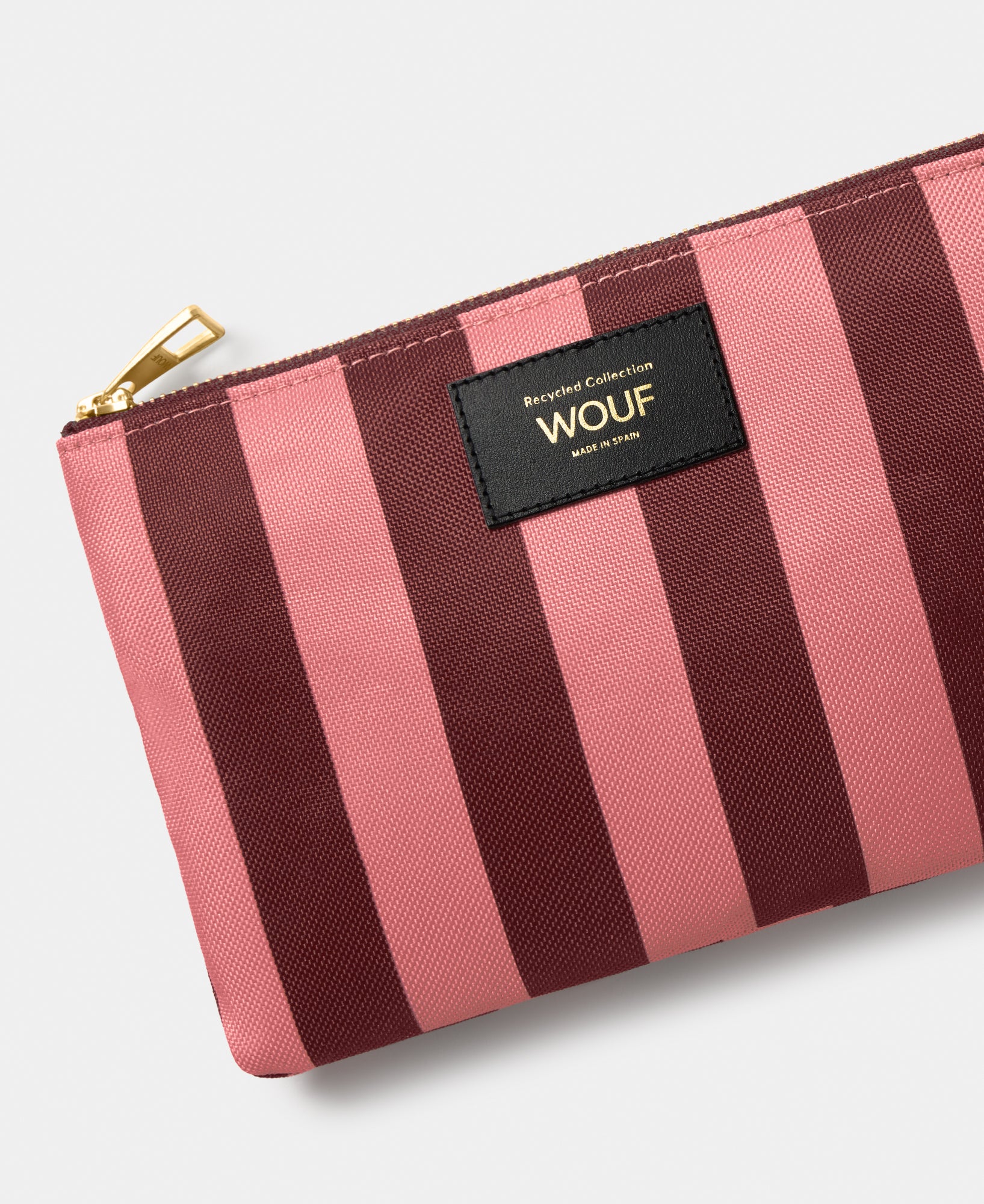 Detail of the Sophie pouch with pink and burgundy striped print - Wouf