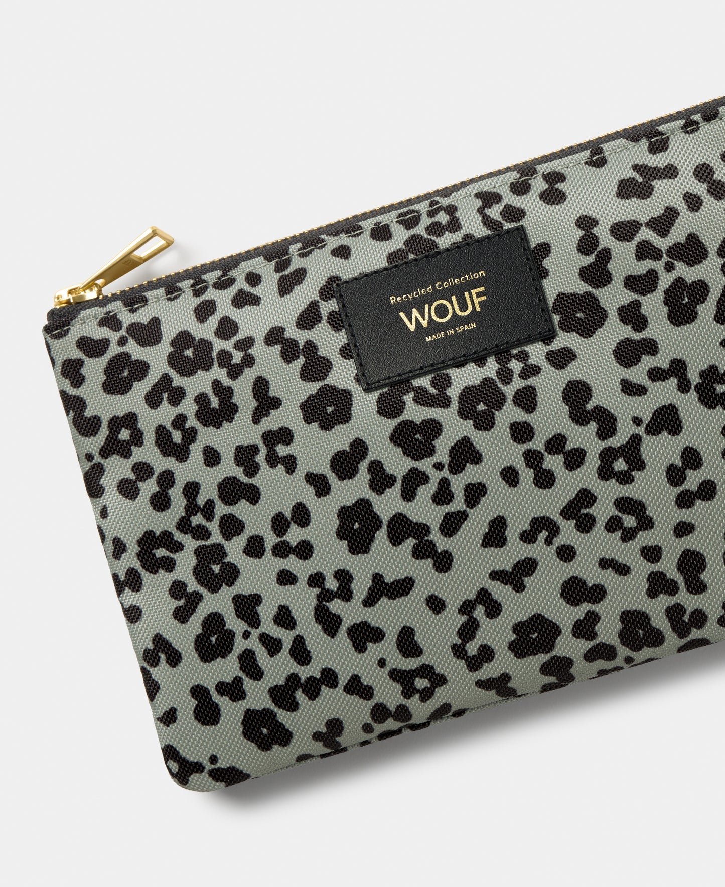 Detail of the Steel Roar pouch with grey and black animal print - Wouf