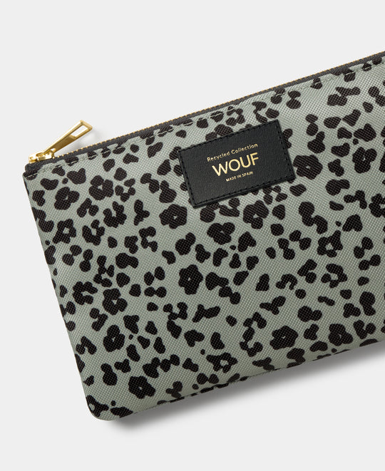 Detail of the Steel Roar pouch with grey and black animal print - Wouf