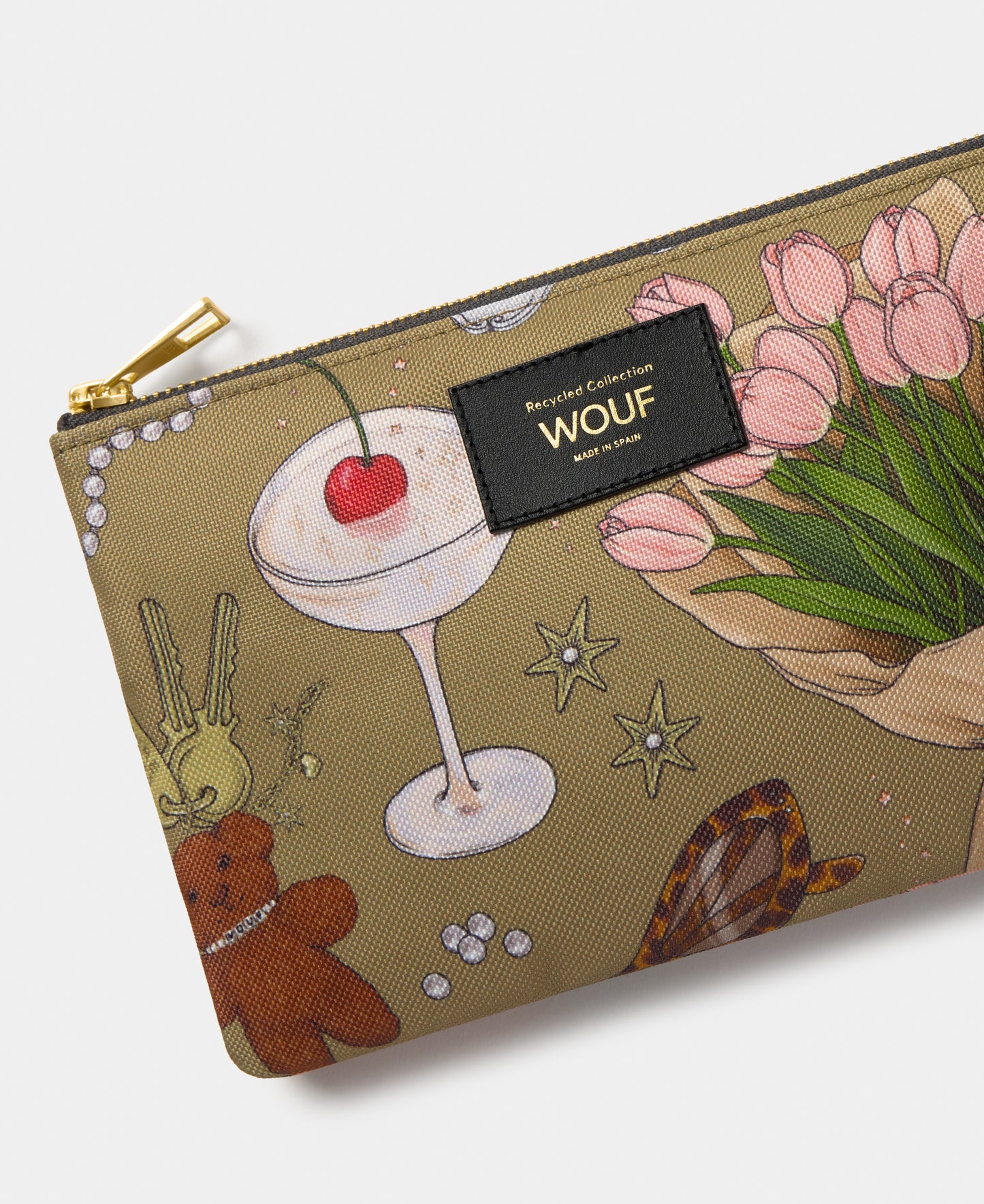 Detail of the Tender pouch with multicolour illustrated print on a khaki background - Wouf
